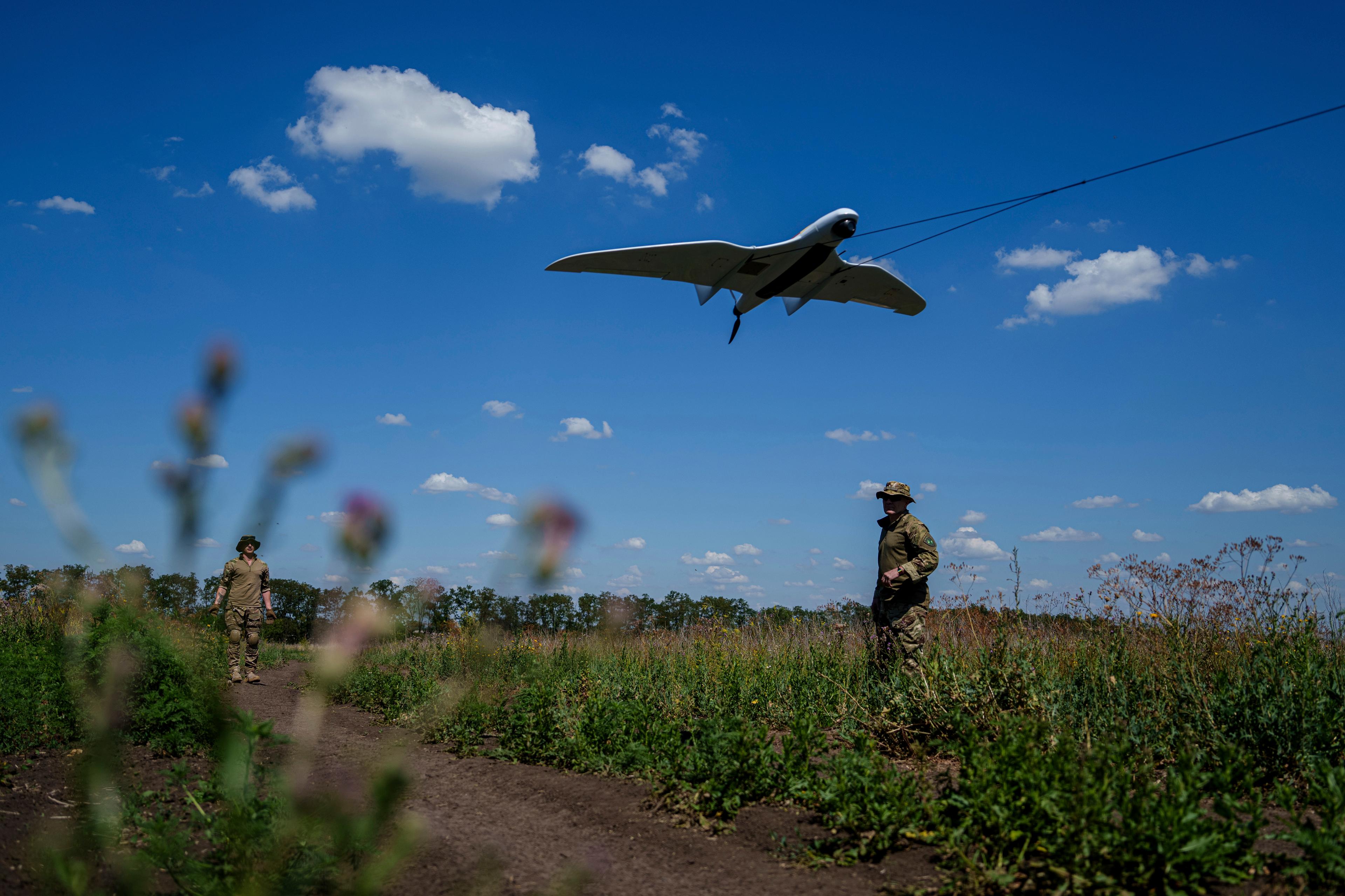 En ukrainsk soldat skickar iväg en spaningsdrönare i regionen Donetsk i Ukraina. Bilden är tagen den 30 juni. Foto: Evgeniy Maloletka/AP/TT