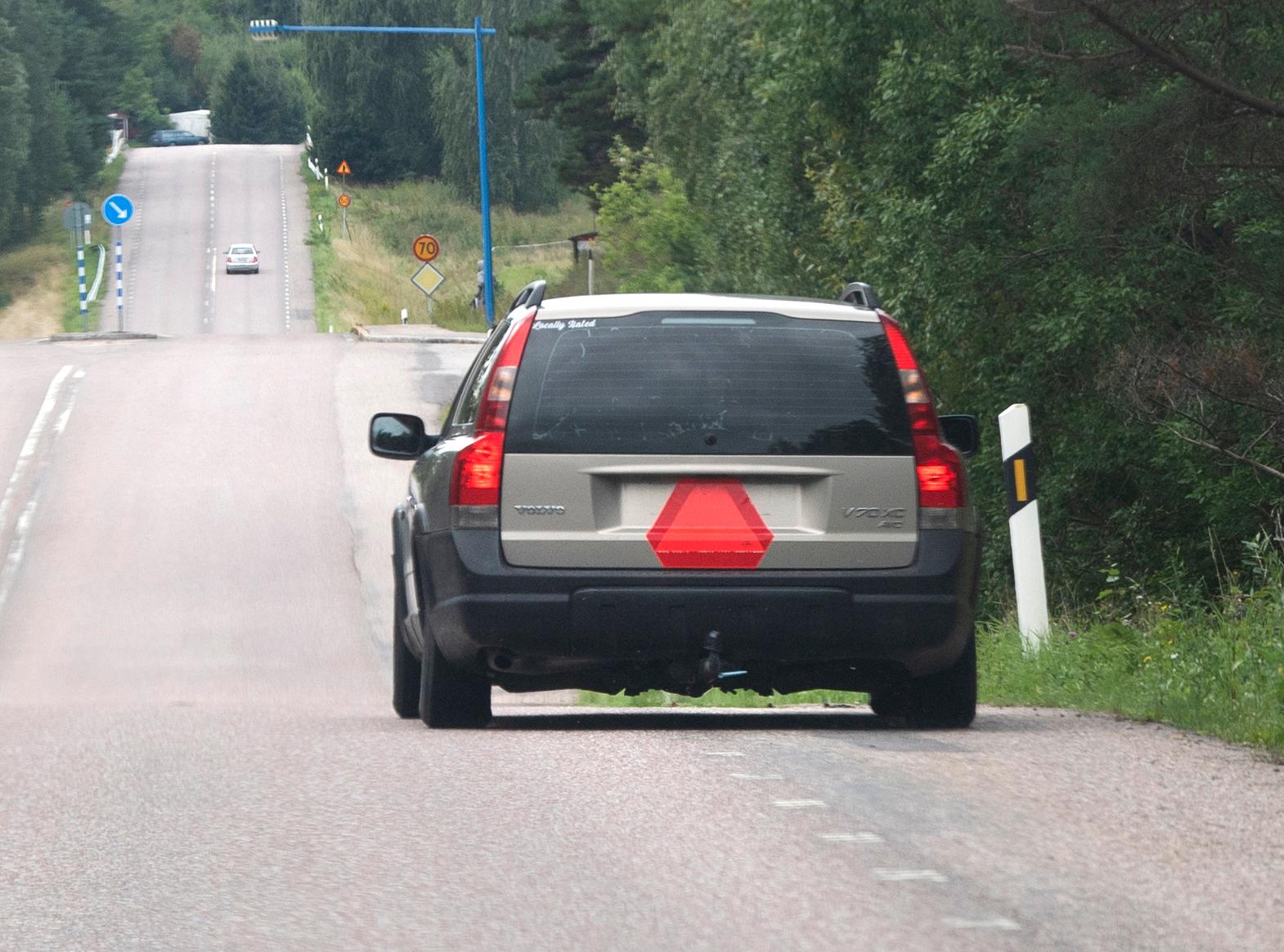 Ungdomar med epa-traktorer blir ett allt vanligare inslag i hemtjänsten, enligt Sveriges Kommuner och Regioner (SKR). Arkivbild. Foto: Fredrik Sandberg/TT