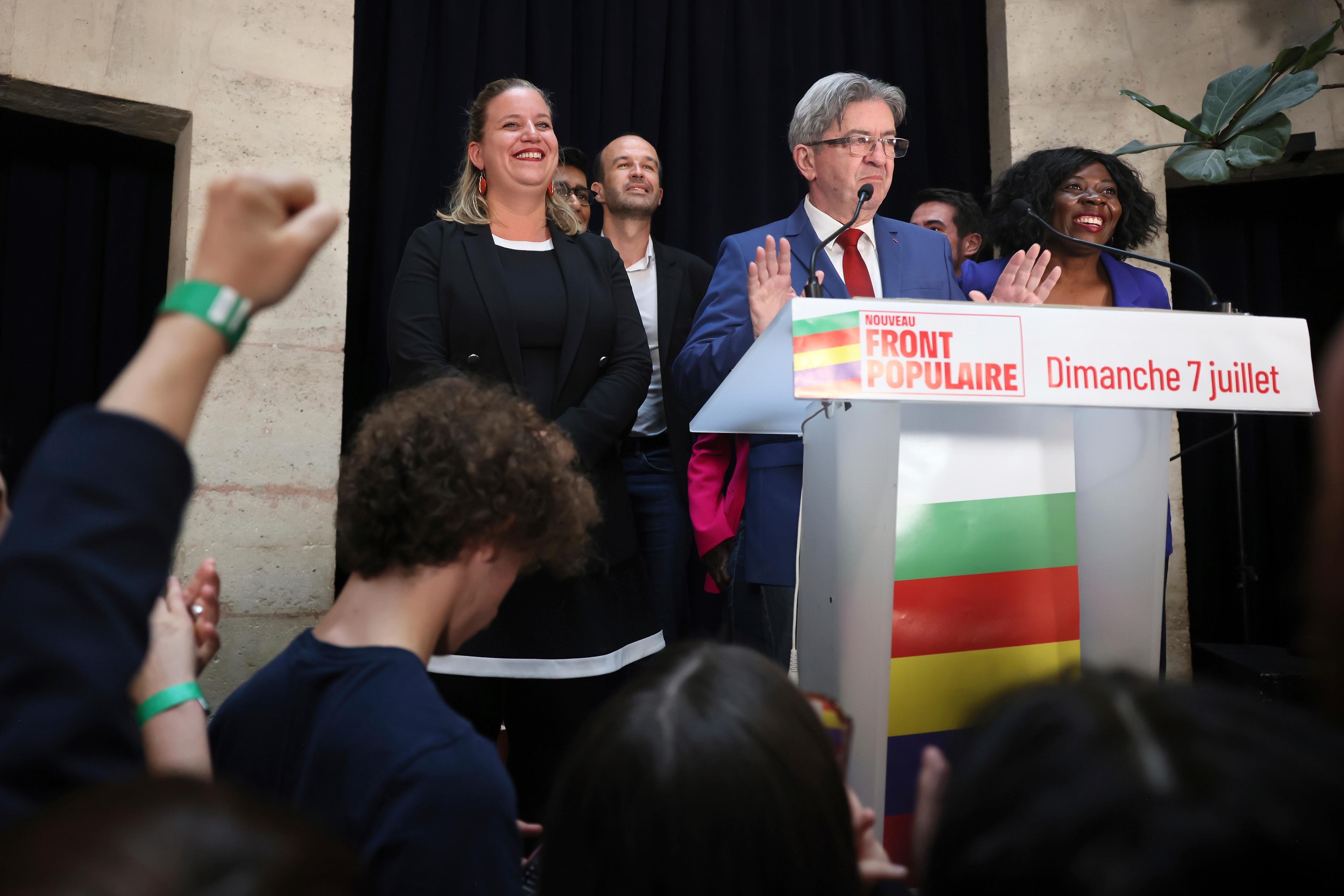 Jean-Luc Mélenchon, ledare för partiet Okuvade Frankrike långt ut på vänsterkanten, håller tal på valvakan efter att prognosen förutspådde en knapp seger för vänstern. Foto: Thomas Padilla/AP/TT