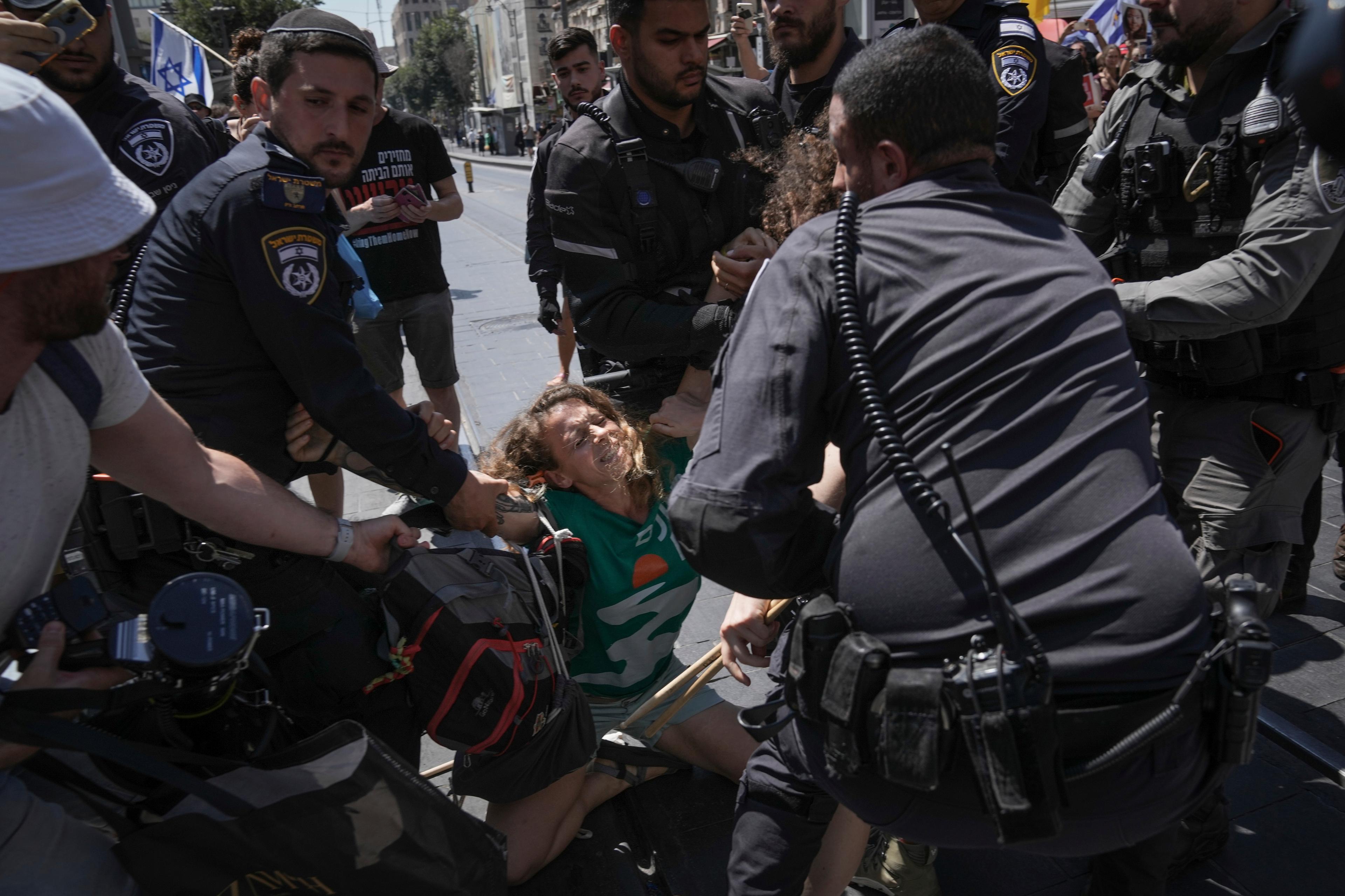 Polis griper in mot demonstranter i Jerusalem under dagens protester. Foto: Mahmoud Illean/AP/TT