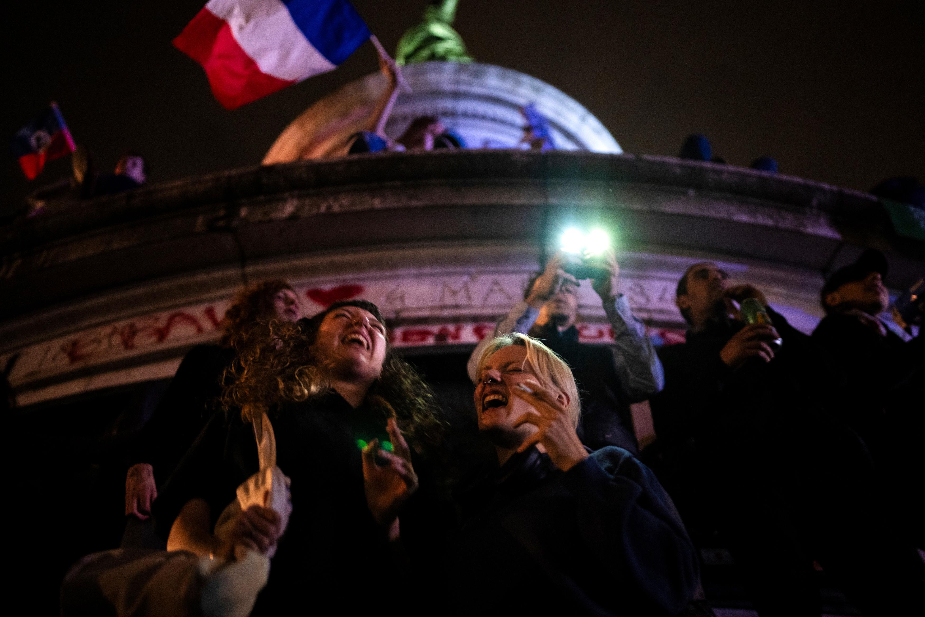 Människor firar vid Place de la République i centrala Paris. Foto: Louise Delmotte/AP/TT