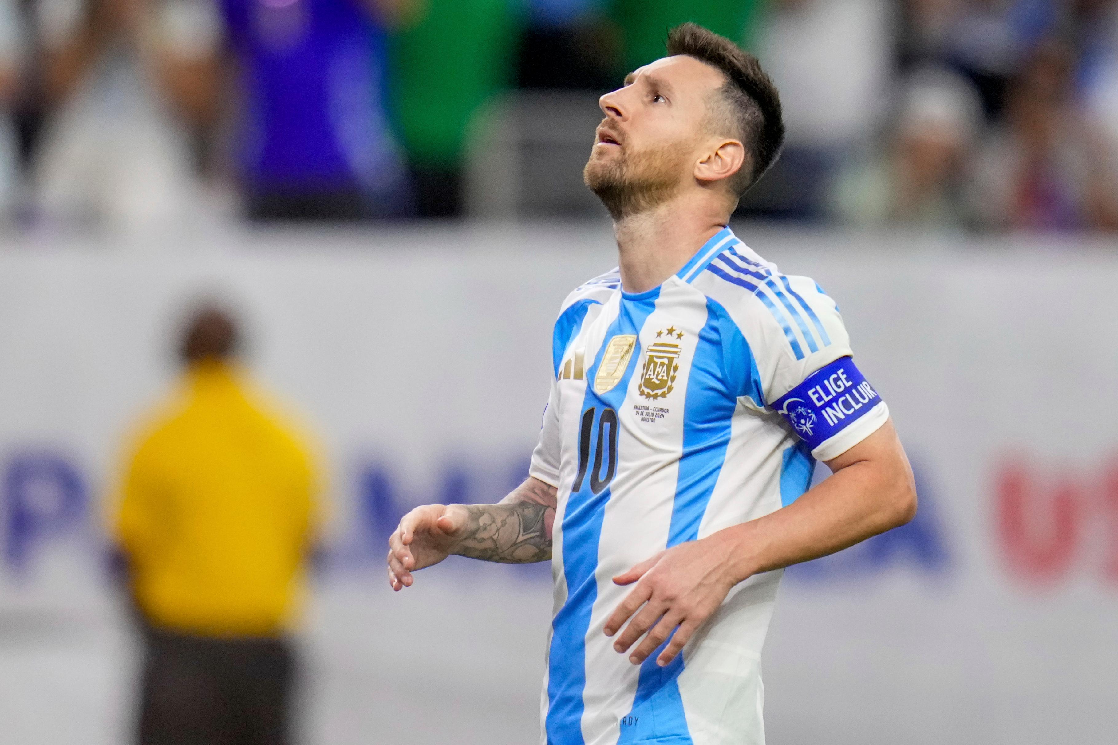 Lionel Messi, som dras med skadeproblem i högerbenet, kommer ändå att vara med i semifinalen mot Kanada i de Sydamerikanska mästerskapen. Foto: Julio Cortez/AP/TT