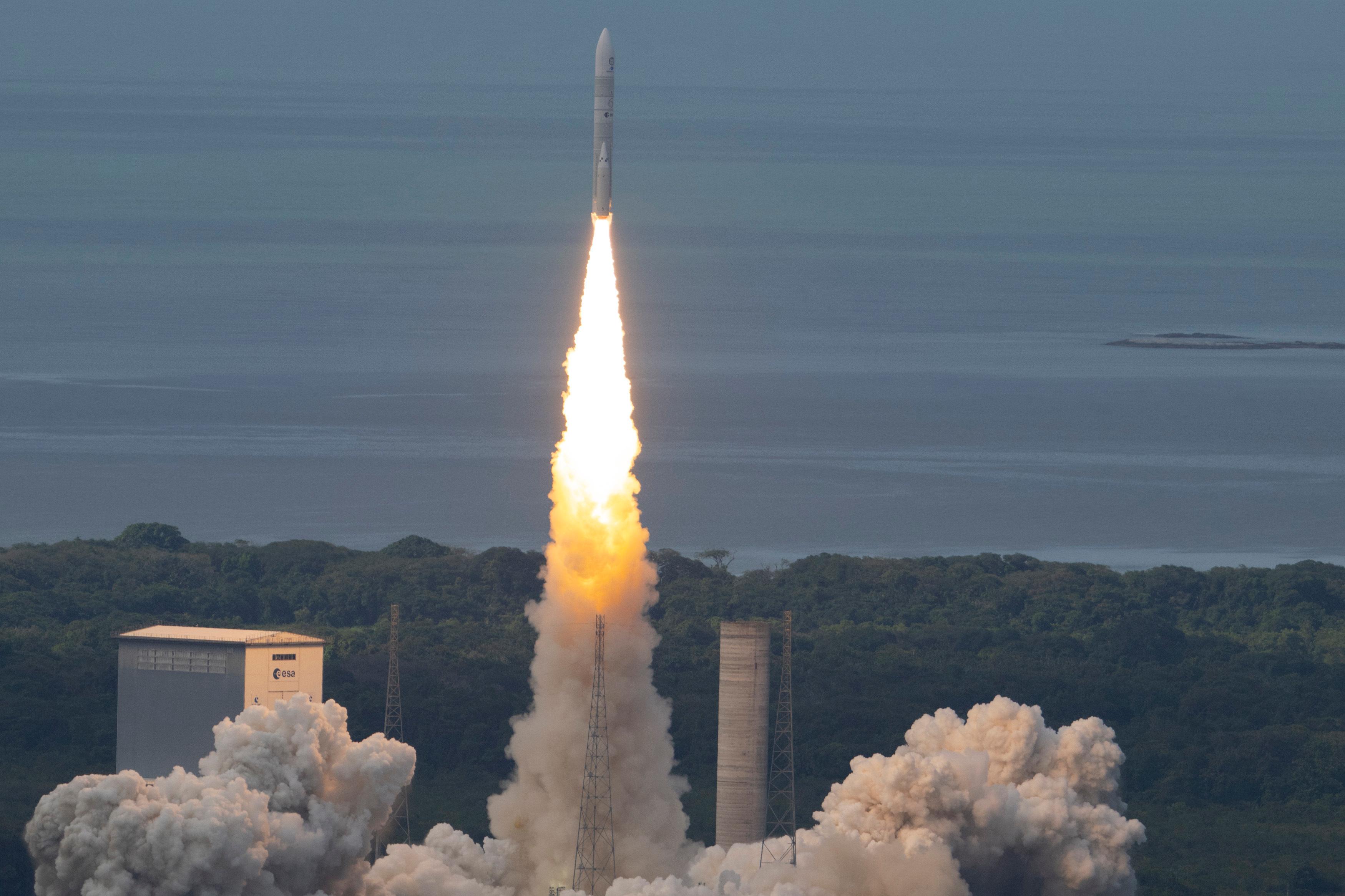 Under tisdagen skickades den europeiska bärraketen Ariane 6 upp från Franska Guyana. Foto: Stephane Corvaja/European Space Agency/AP