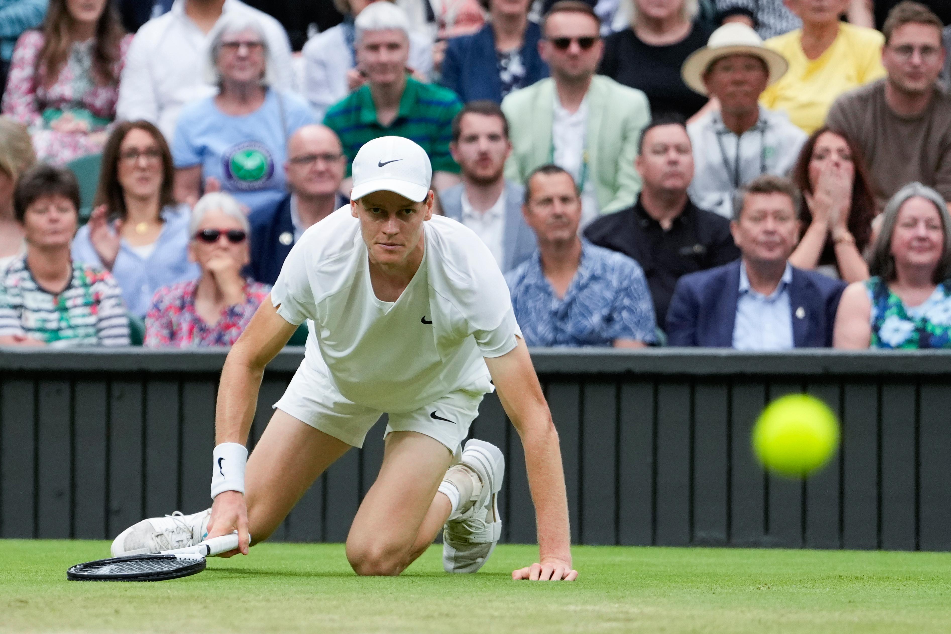 Jannik Sinner har slitit under Wimbledon och behöver dra sig ur Båstadstennisen. Foto: Alberto Pezzali/AP/TT