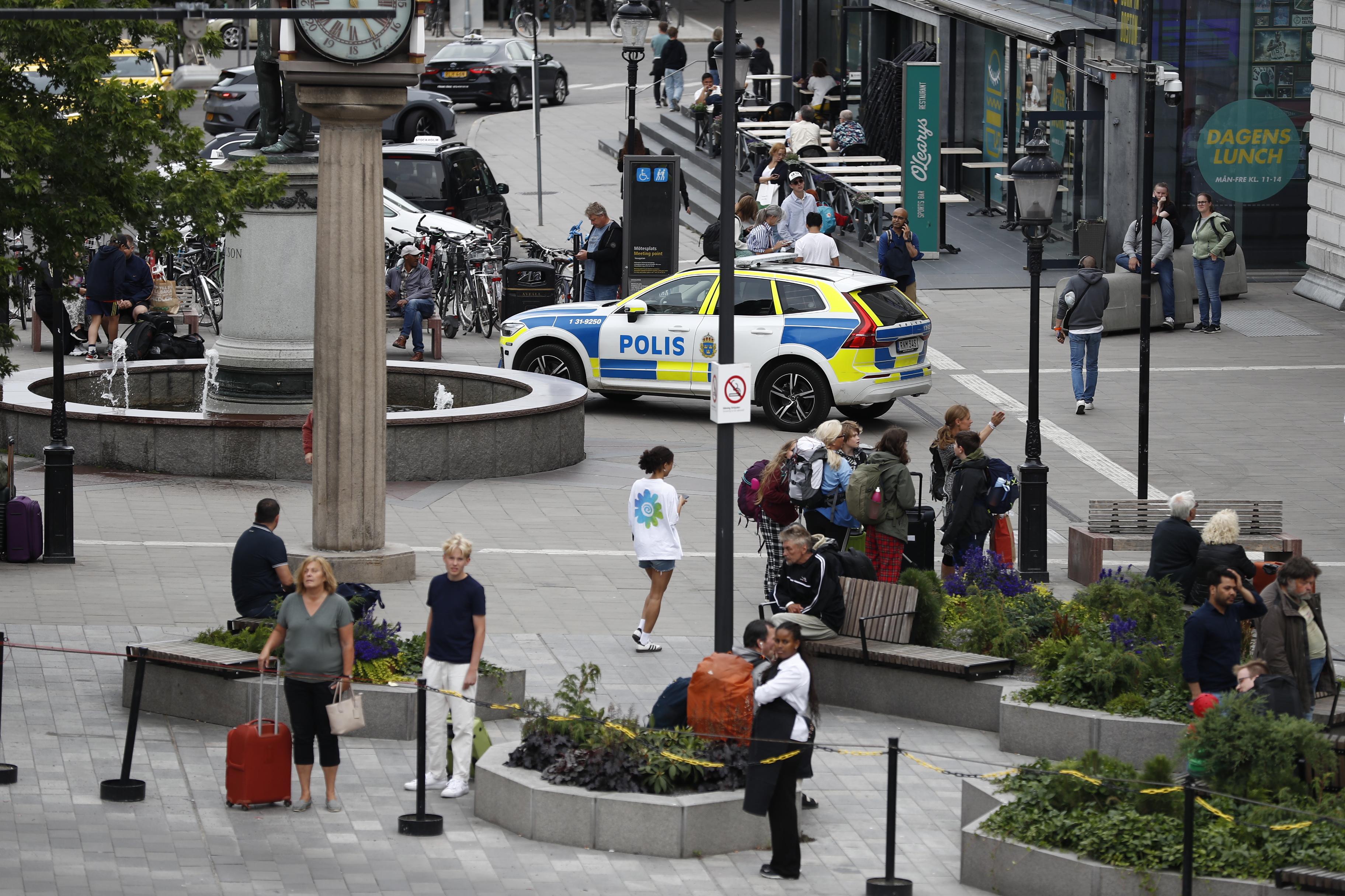 Delar av Stockholms central har spärrats av efter ett bomblarm på onsdagseftermiddagen. Foto: Mickan Mörk/TT