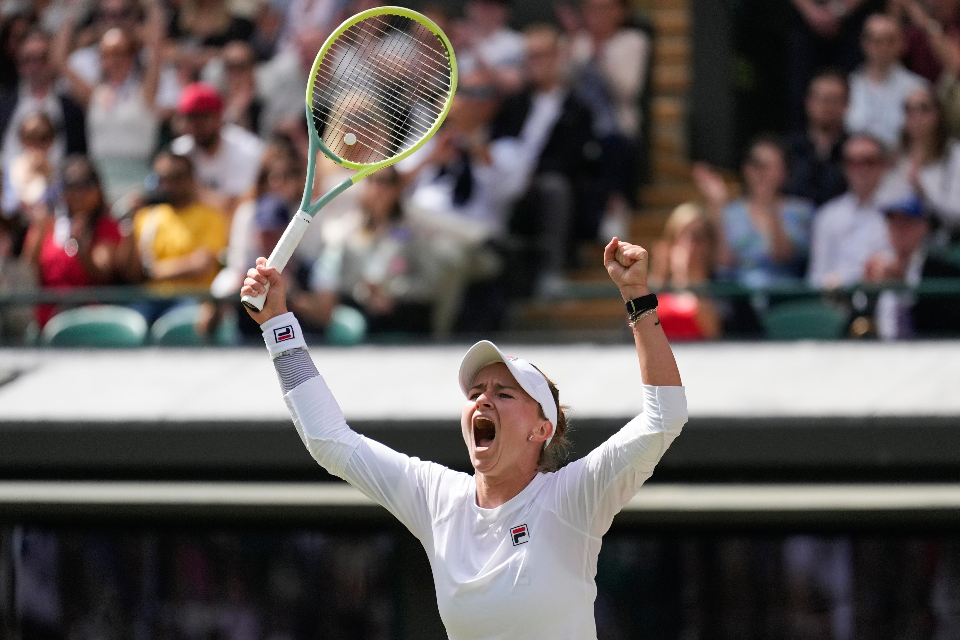 Barbora Krejcikova jublar efter segern i Wimbledons kvartsfinal. Foto: Mosa'ab Elshamy