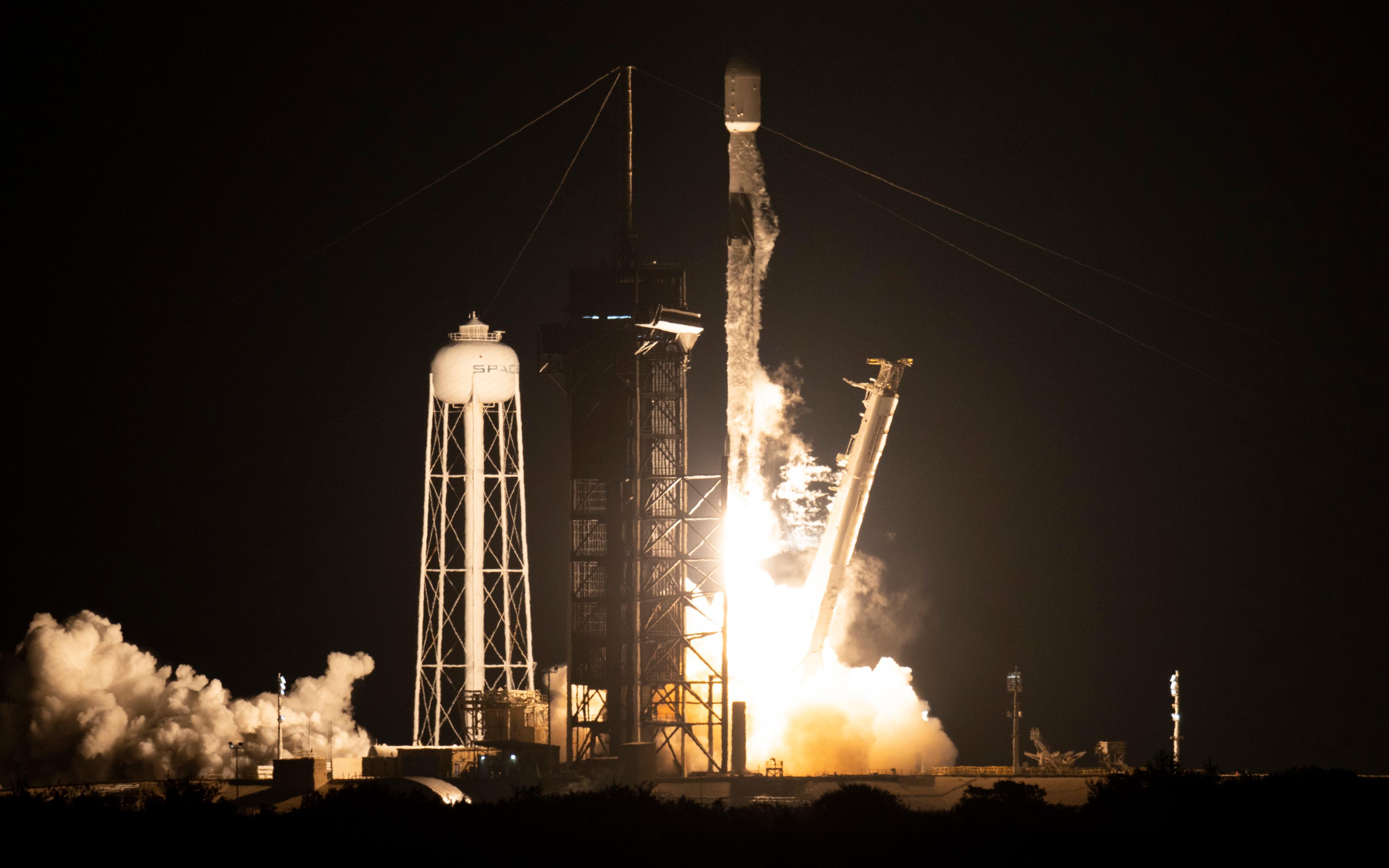 En Space X-raket tar av mot rymden. Snart lyfter en annan raket, lastad med norska satelliter. Arkivbild. Foto: Joel Kowsky/AP/TT