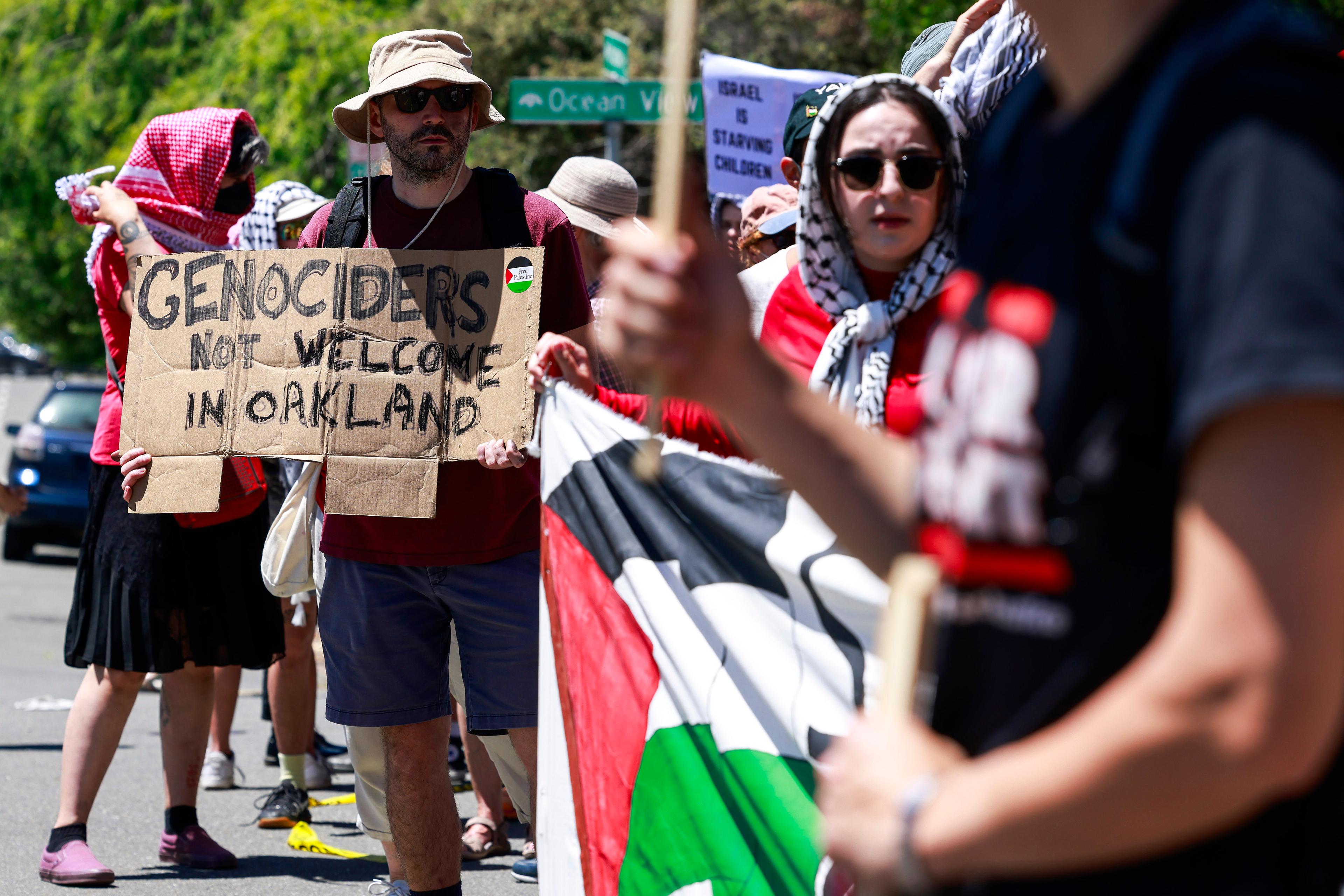 Propalestinska demonstranter manar till permanent vapenvila i Gaza och kräver stoppat USA-stöd till Israel i Oakland, Kalifornien den 5 juni. Foto: Jessica Christian/AP/TT