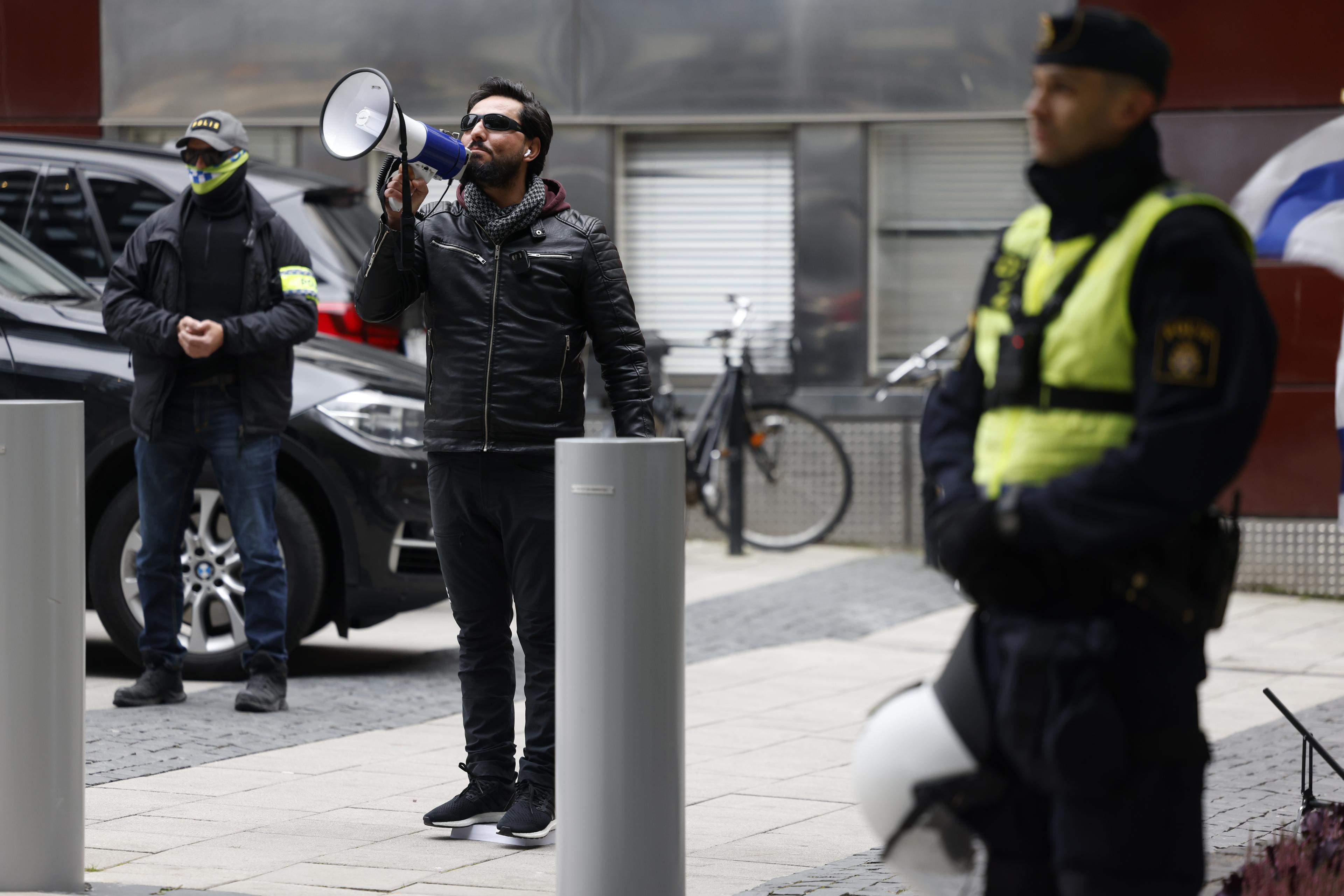 Salwan Momika har fått sitt uppehållstillstånd i Sverige förnyat. Arkivbild. Foto: Fredrik Persson/TT