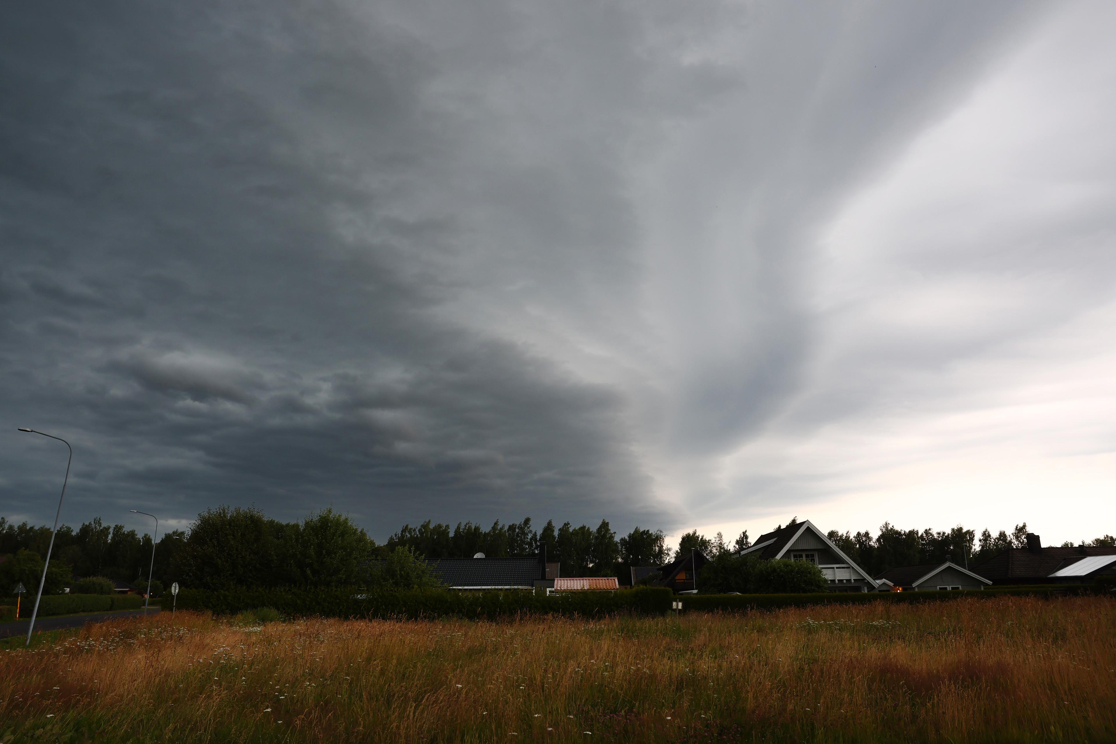 Ett nytt regnoväder med åska drar in över södra Sverige i helgen och det finns risk för nya skyfall och översvämningar. Arkivbild. Foto: Jeppe Gustafsson/TT