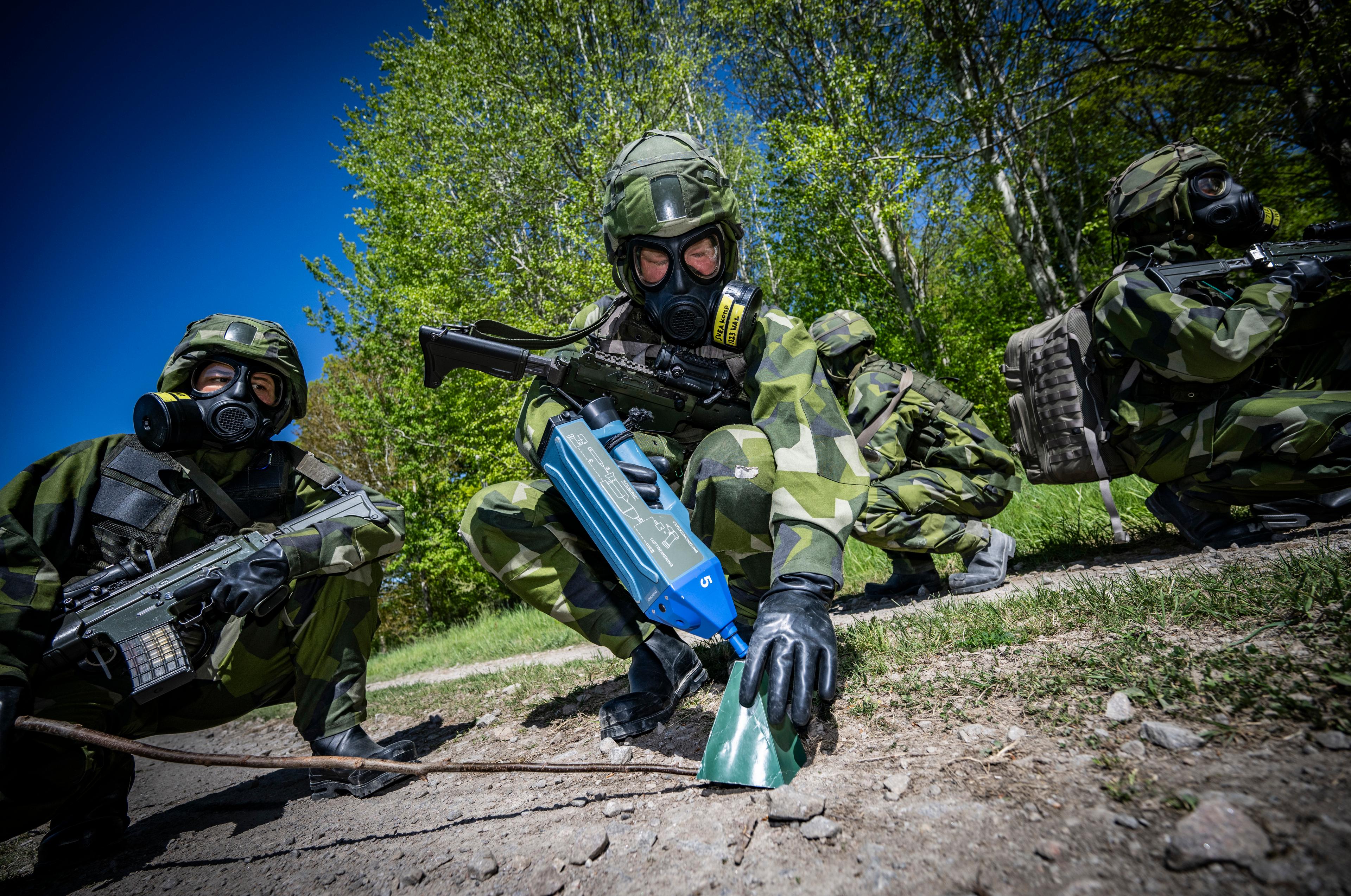 En spaningspatrull bestående av värnpliktiga soldater vid CBRN-kompaniet från Umeå söker under sin slutövning av ett område efter ett befarat angrepp med kemiska vapen. Foto: Johan Nilsson/TT