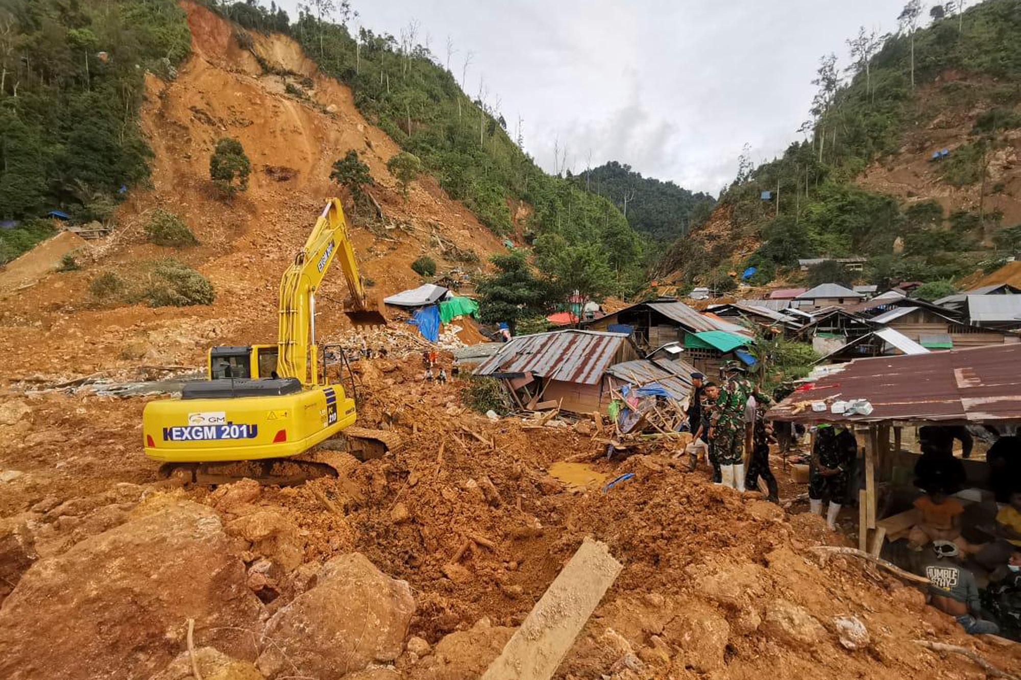 Räddningsarbetare letar efter människor som försvunnit till följd av ett jordskred i Indonesien. Bild från den 10 juli. Foto: Basarnas/AP/TT