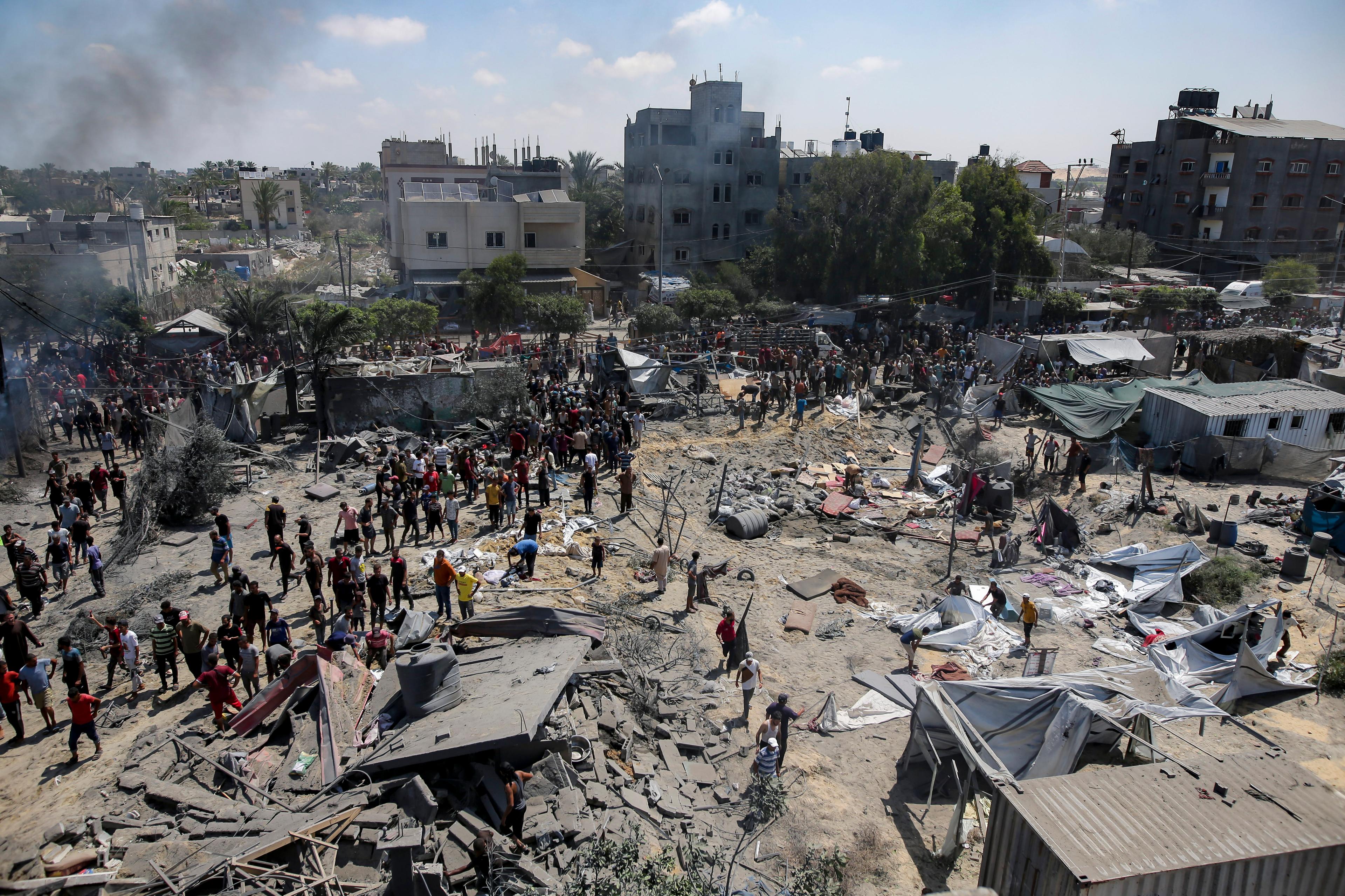 Bild från al-Mawasi i södra Gaza som attackerades under lördagen. Foto: Jehad Alshrafi/AP/TT