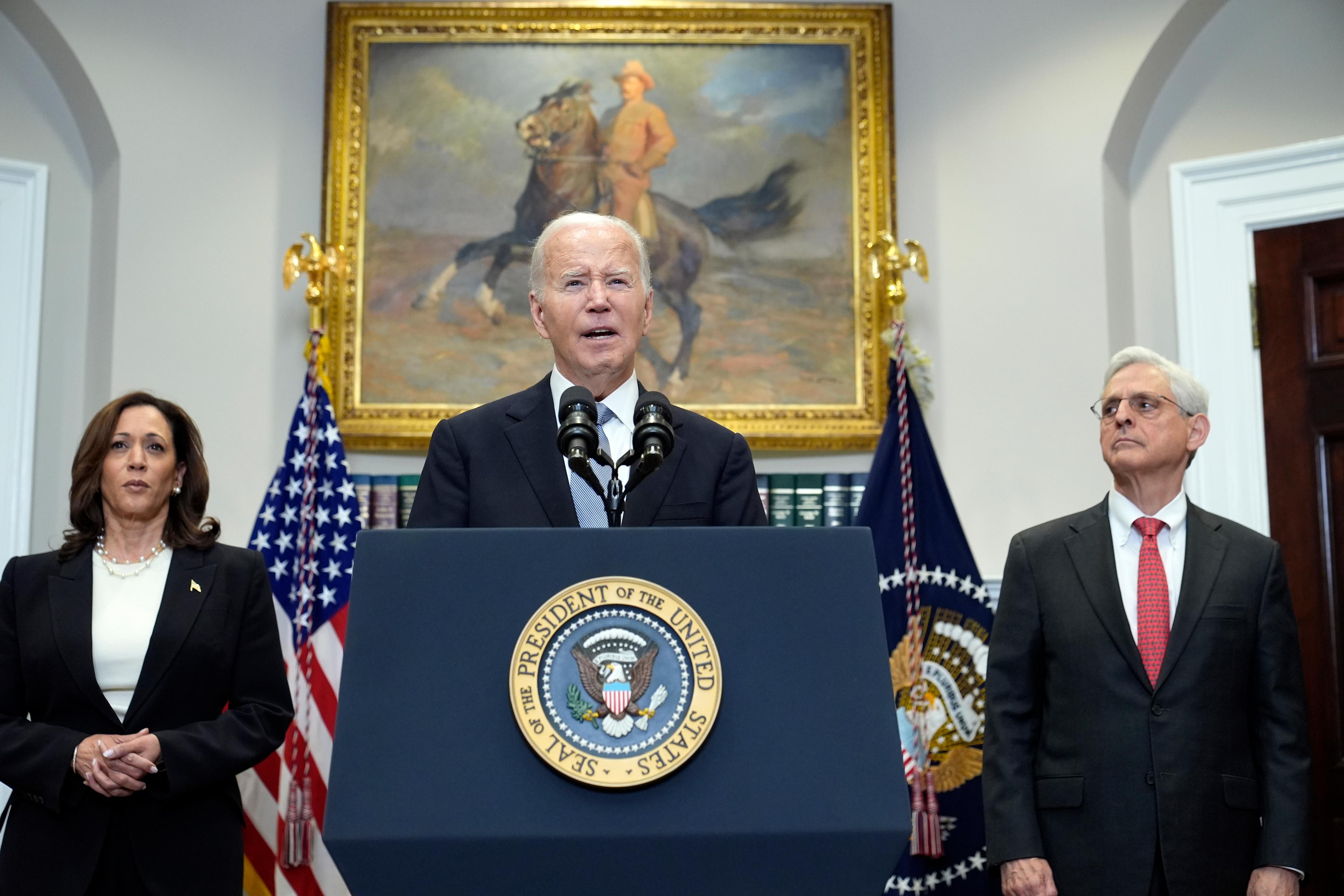 USA:s president Joe Biden talar till nationen, flankerad av vicepresident Kamala Harris och justitieminister Merrick Garland. Foto: Susan Walsh/AP/TT