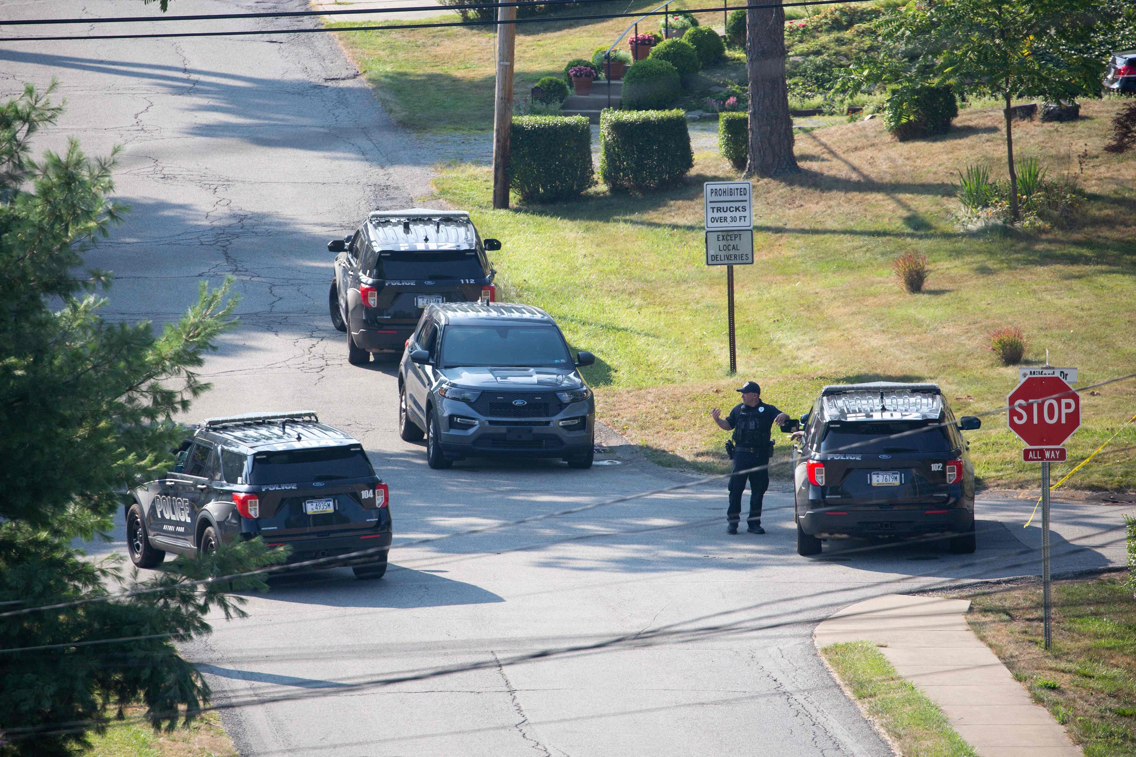 Polis spärrar av flera vägar i närheten av den misstänka skyttens bostad i en förort till Pittsburgh. Foto: Rebecca Droke/AFP/TT