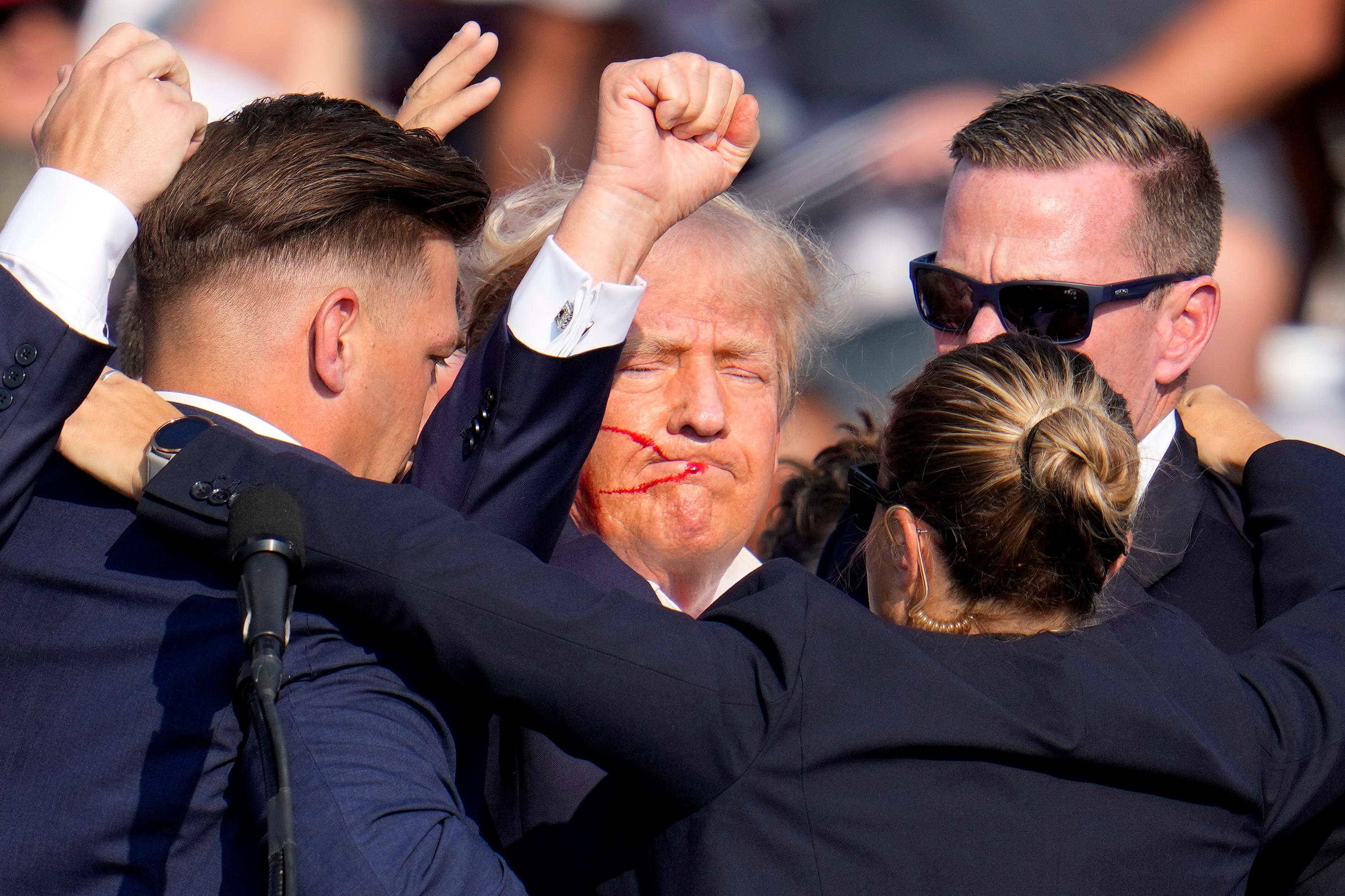 Den republikanske presidentkandidaten Donald Trump skottskadades under ett kampanjmöte i delstaten Pennsylvania på lördagen. Foto: Gene J Puskar/AP/TT