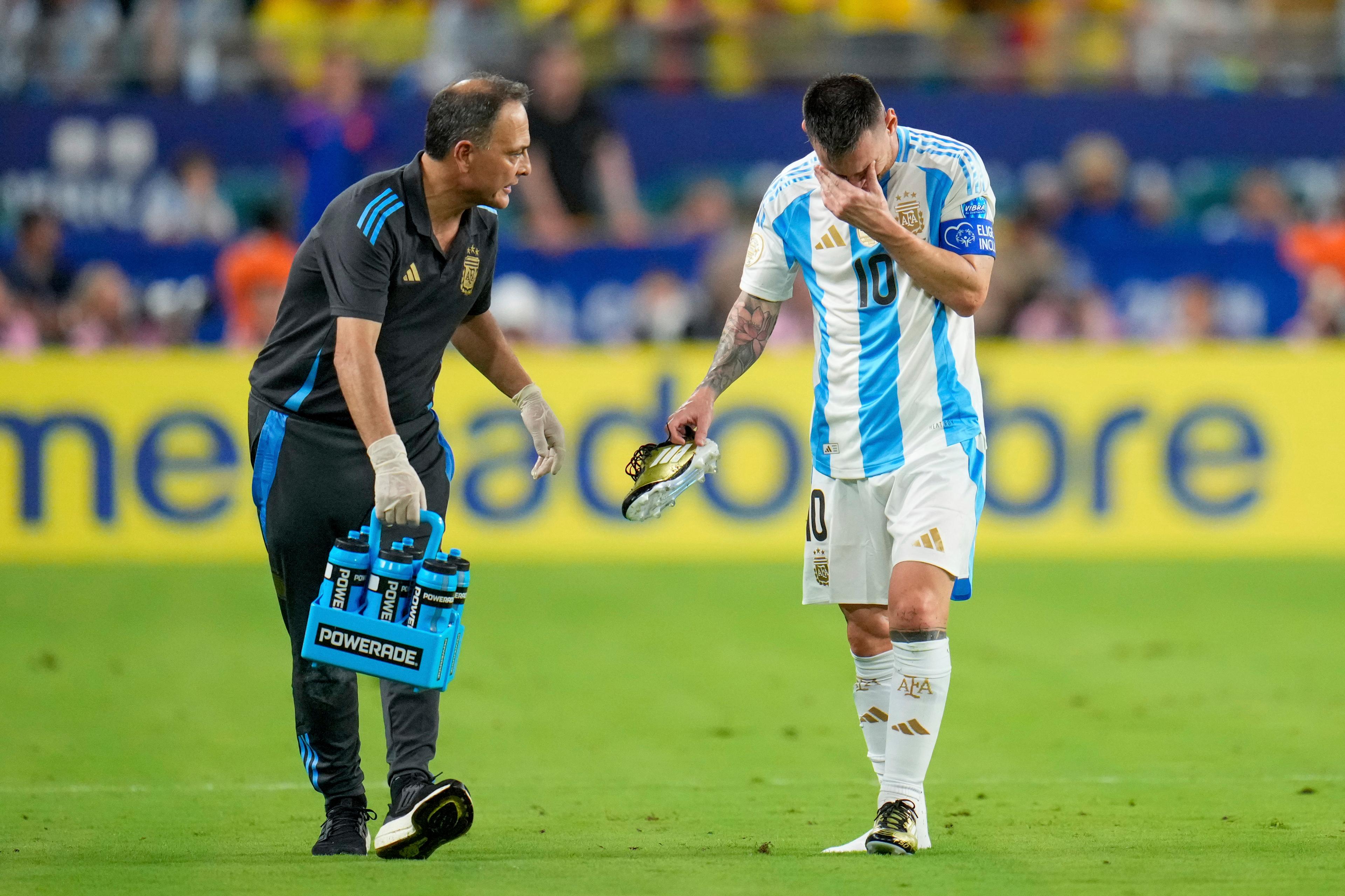 Argentinas Lionel Messi klev av planen med vad som verkar vara en skada i foten eller benet. Foto: Julio Cortez