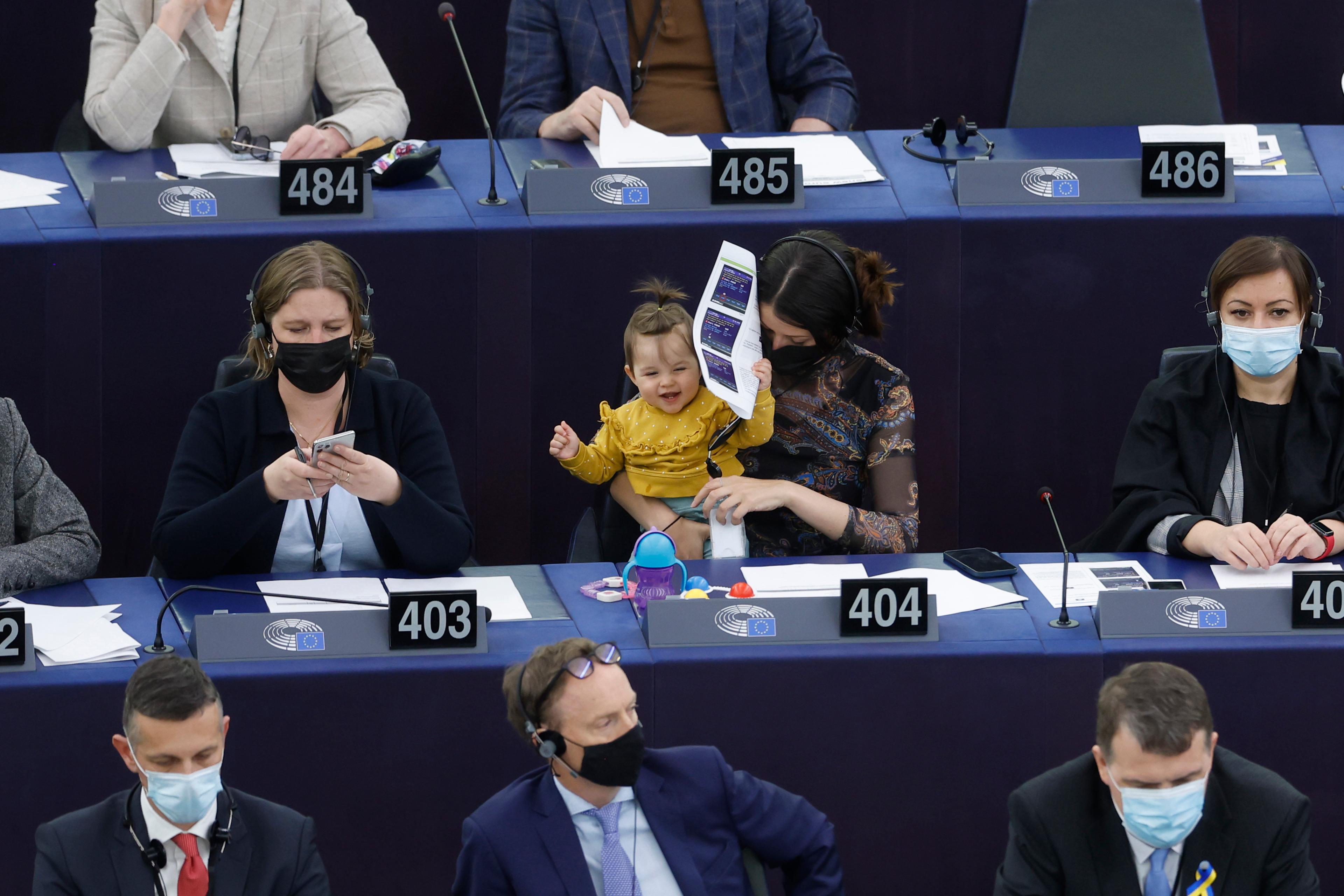 Slovenska Irena Joveva - här med dotter i famnen under en debatt i slutet av coronapandemin 2022 - är EU-parlamentets mest mångspråkiga ledamot. Arkivfoto. Foto: Jean-Francois Badias/AP/TT