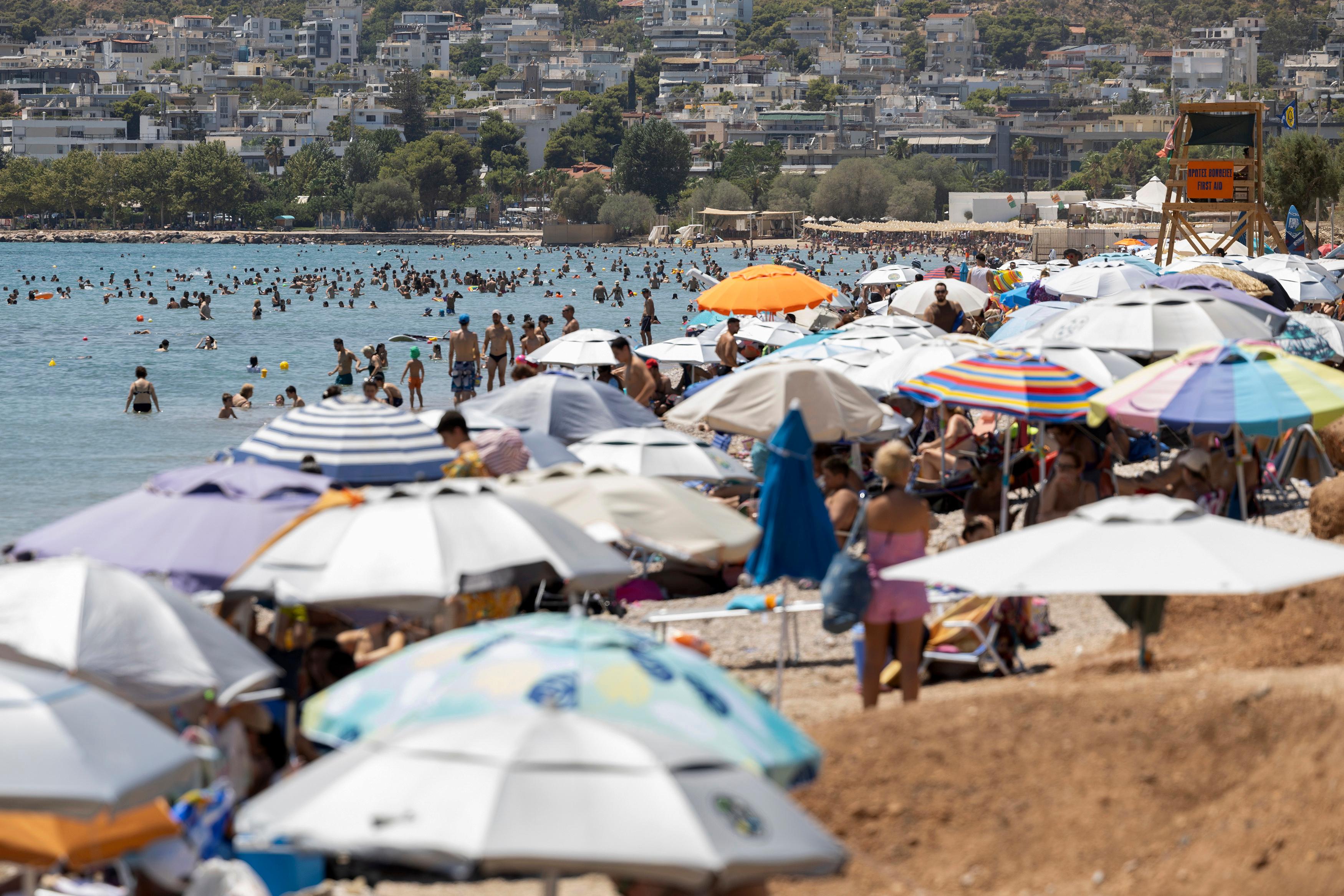 En folktät strand i Grekland den 14 juli där värmen kom ovanligt tidigt i år. Myndigheterna går nu ut med en varning om risk för vattenbrist. Foto: Yorgos Karahalis/AP/TT