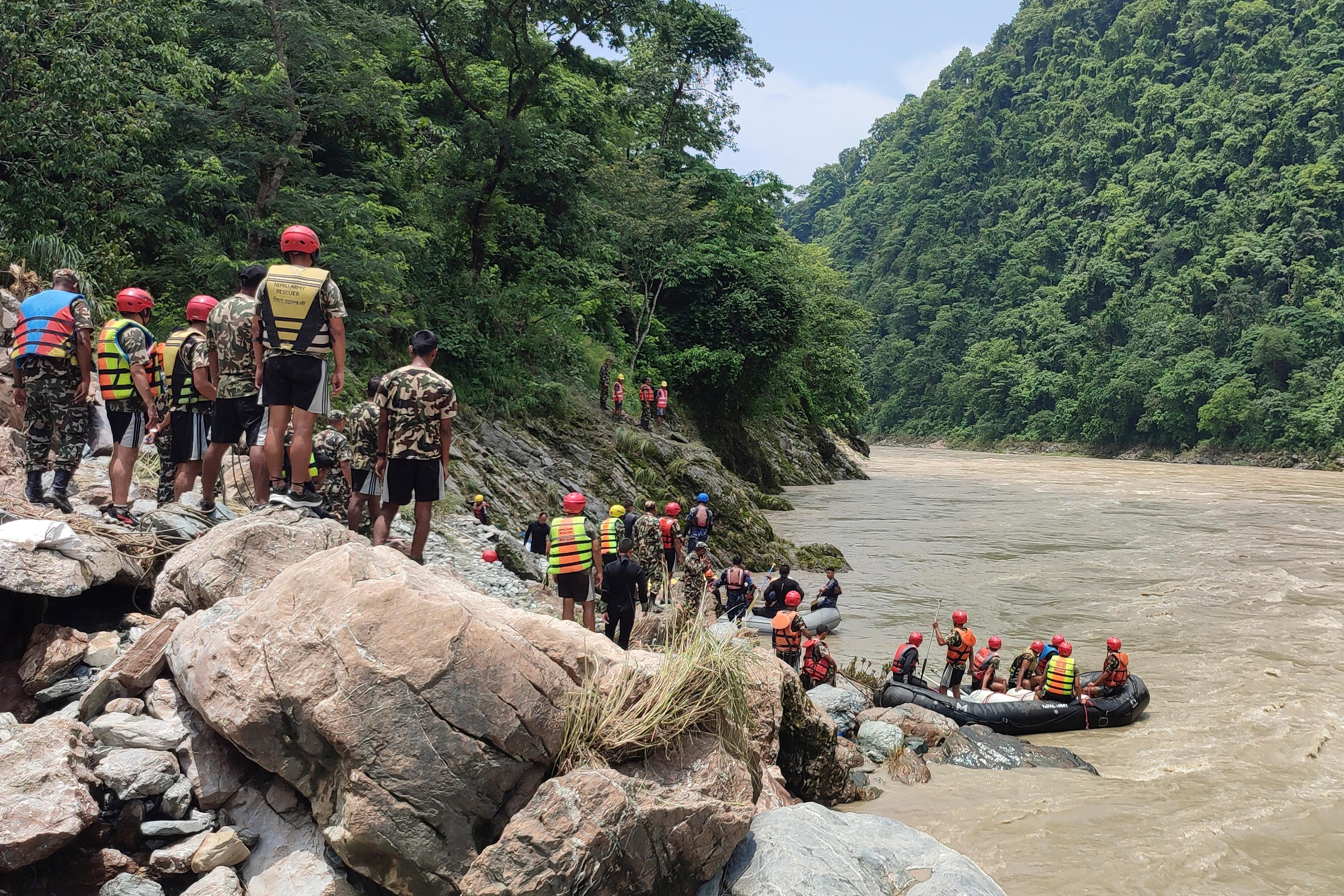 En sökoperation pågår i Nepal efter ett jordskred. Bild från i lördags. Foto: Ramesh Paudel/AP/TT