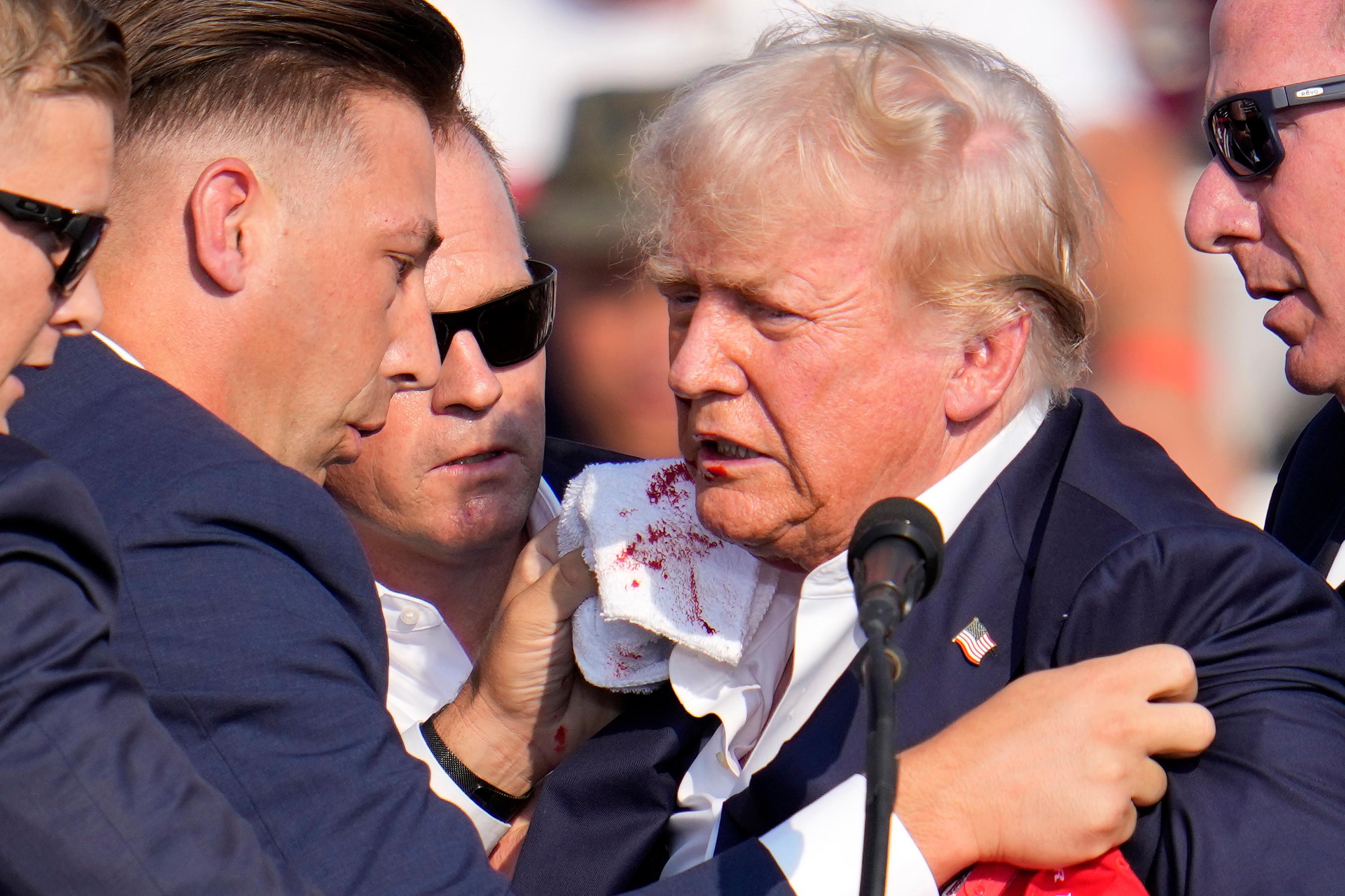 Republikanernas presidentkandidat Donald Trump utsattes på lördagen för ett mordförsök. Foto: Gene J. Puskar/AP/TT