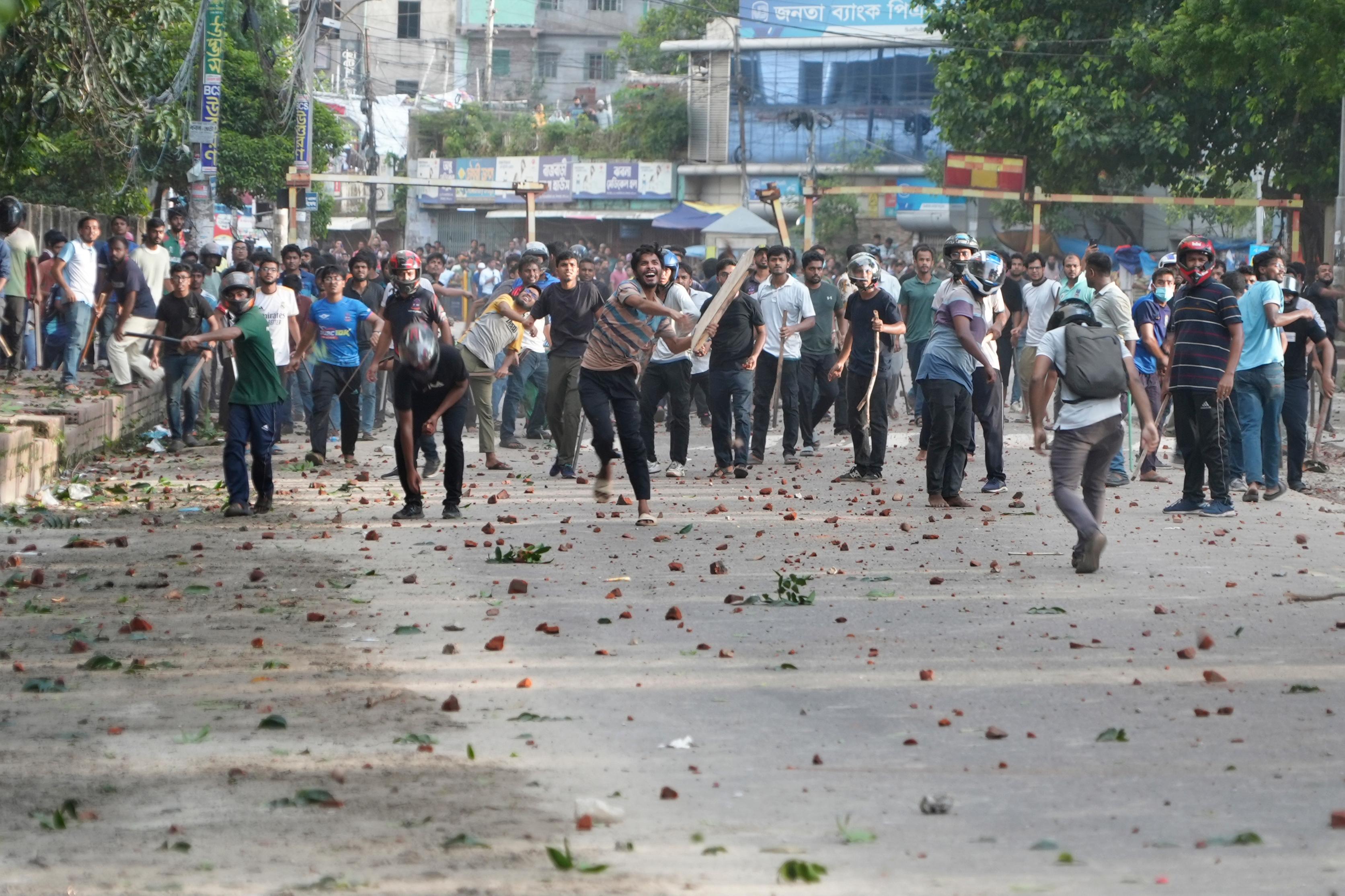 Stora demonstrationer mot Bangladesh kvotsystem för regeringsjobb har resulterat i flera hundra skadade i huvudstaden Dhaka. Foto: Al-emrun Garjon/AP/TT