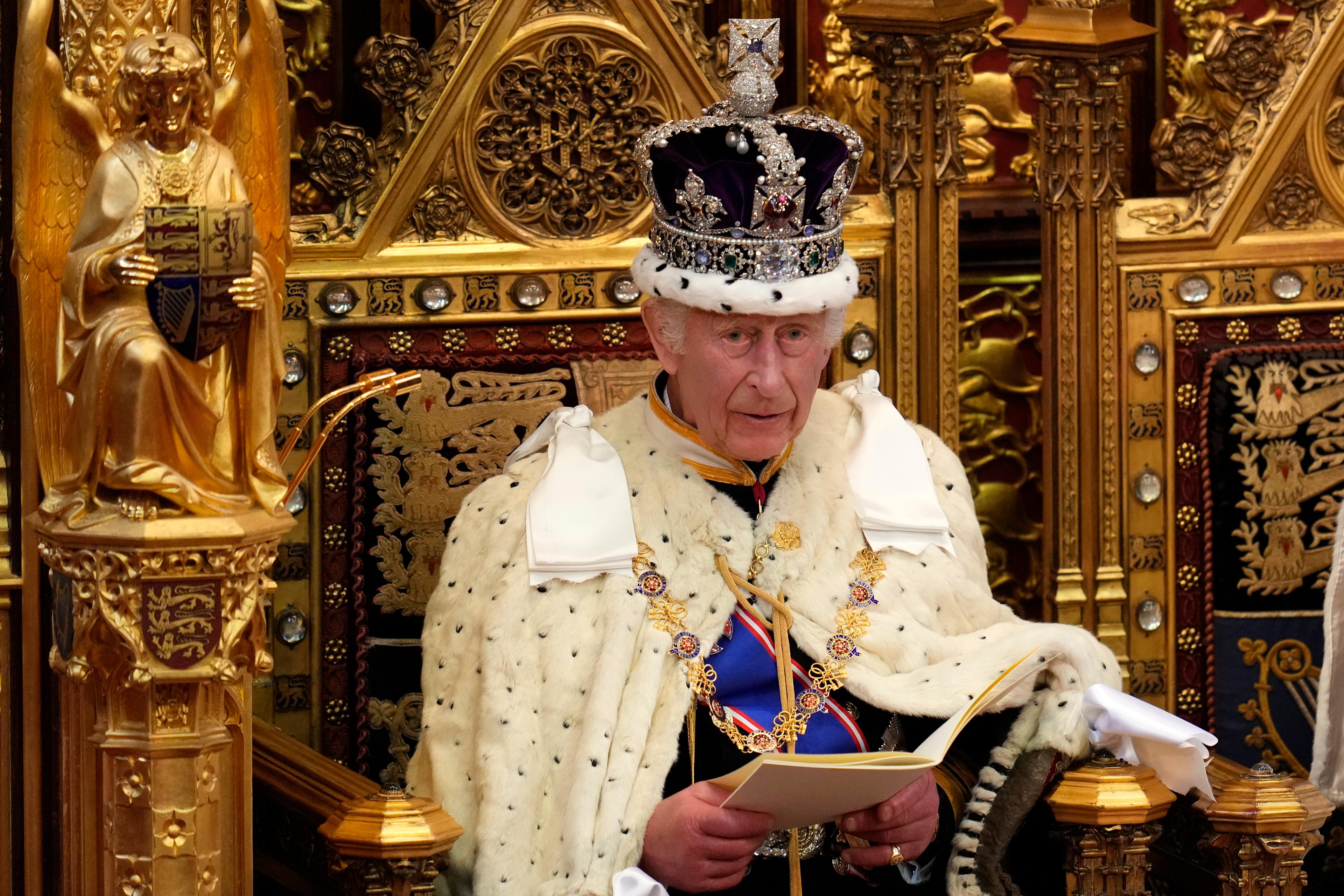 Storbritanniens kung Charles läser upp det nya Labour-styrets regeringsförklaring i det brittiska parlamentets överhus i London under onsdagen. Foto: Kirsty Wigglesworth/AP/TT