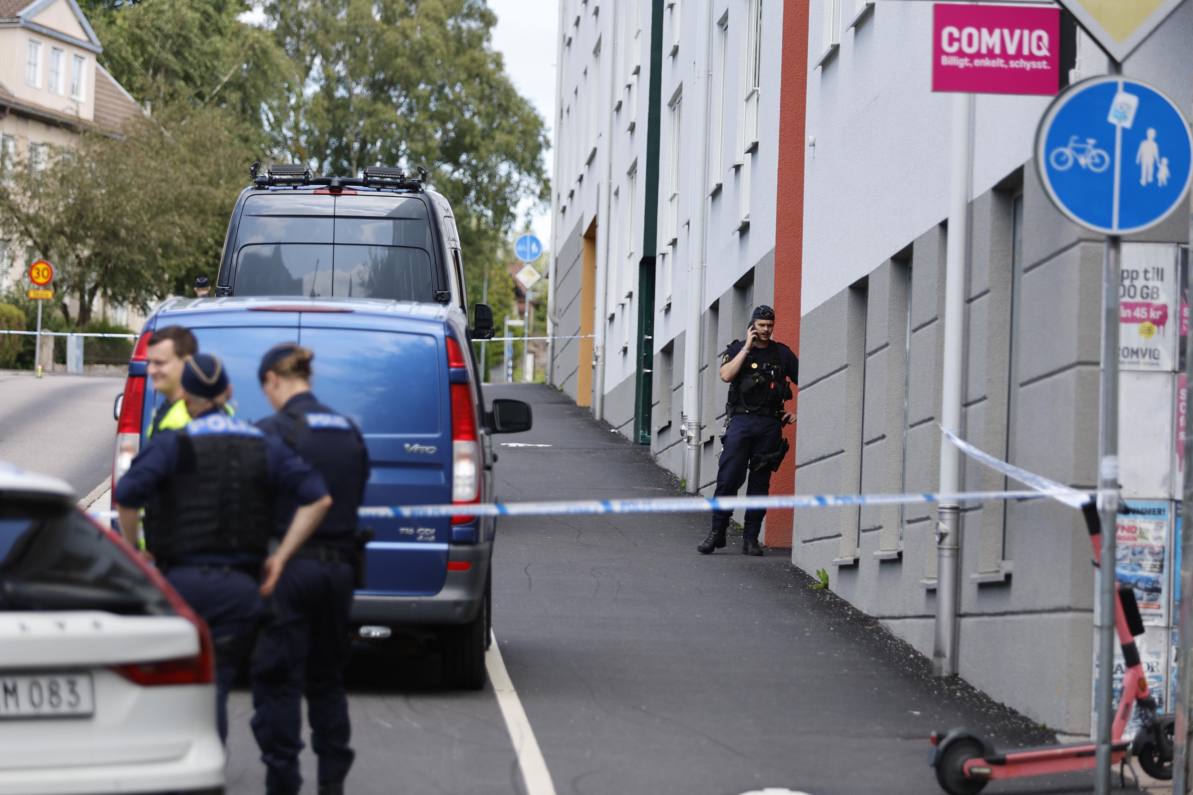 Nationella bombskyddet har säkrat en misstänkt handgranat som hittades på en balkong i centrala Borås på torsdagsförmiddagen. Foto: Adam Ihse/TT