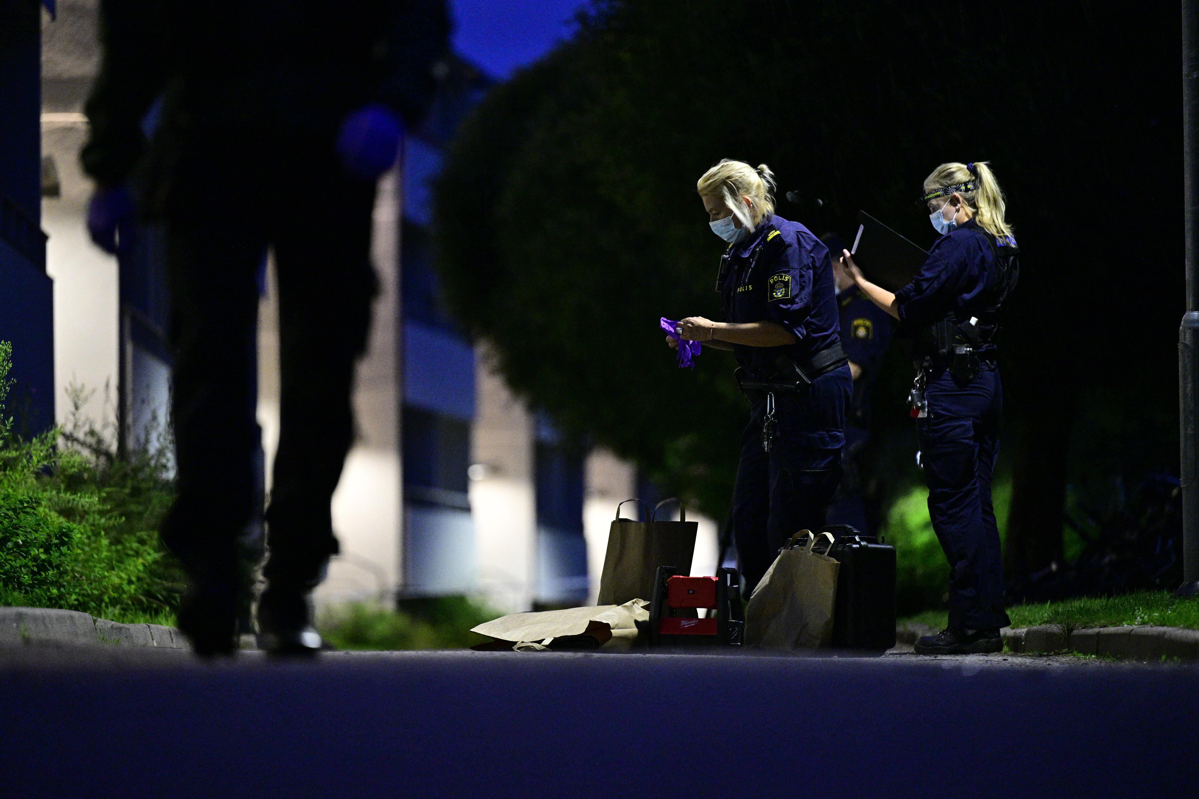 Polisen arbetar med att säkra spår på platsen. Foto: Magnus Lejhall/TT