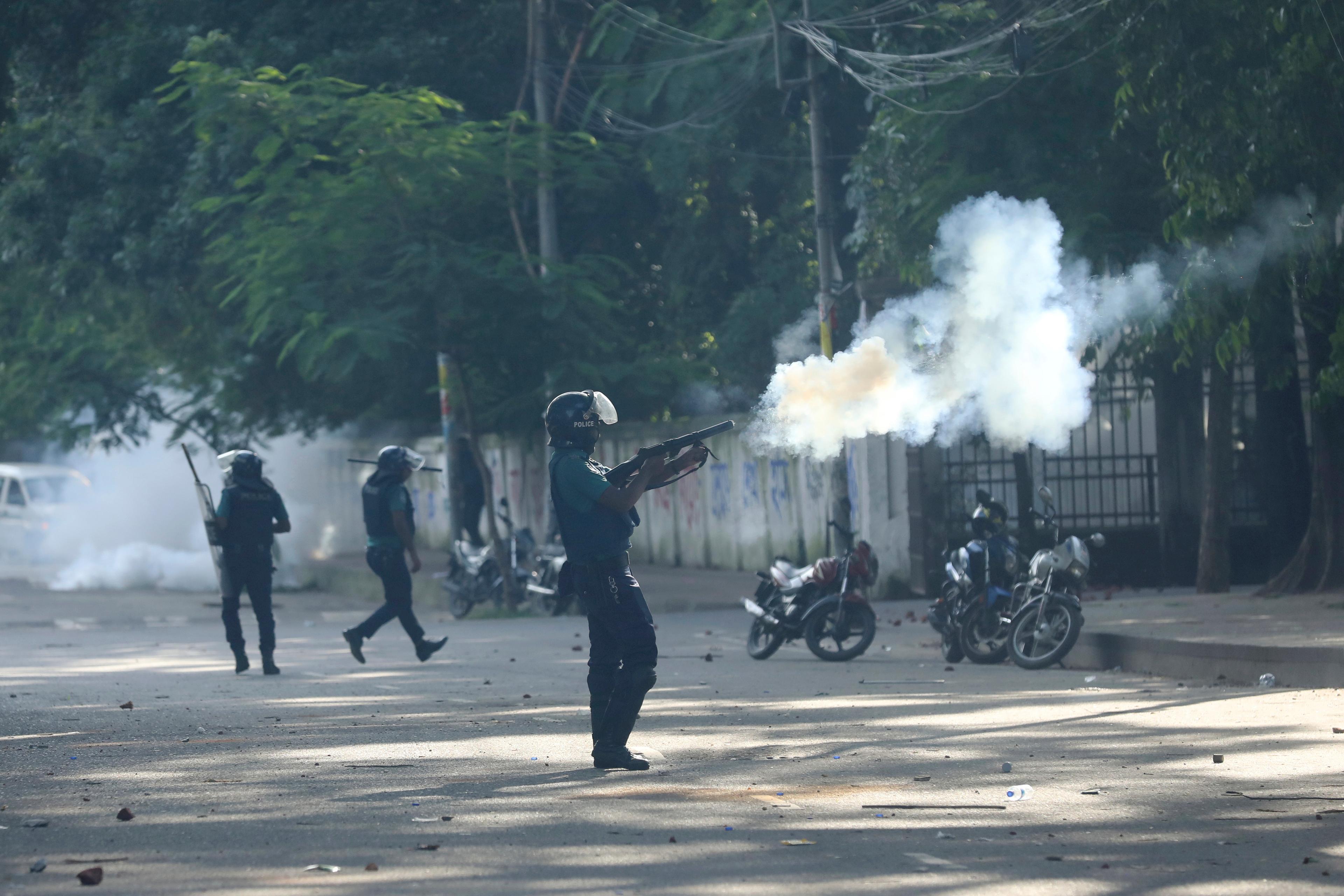 Polis avfyrar tårgas och gummikulor mot protesterande studenter i huvudstaden Dhaka i Bangladesh. Bild från 17 juli. Foto: Rajib Dhar/AP/TT