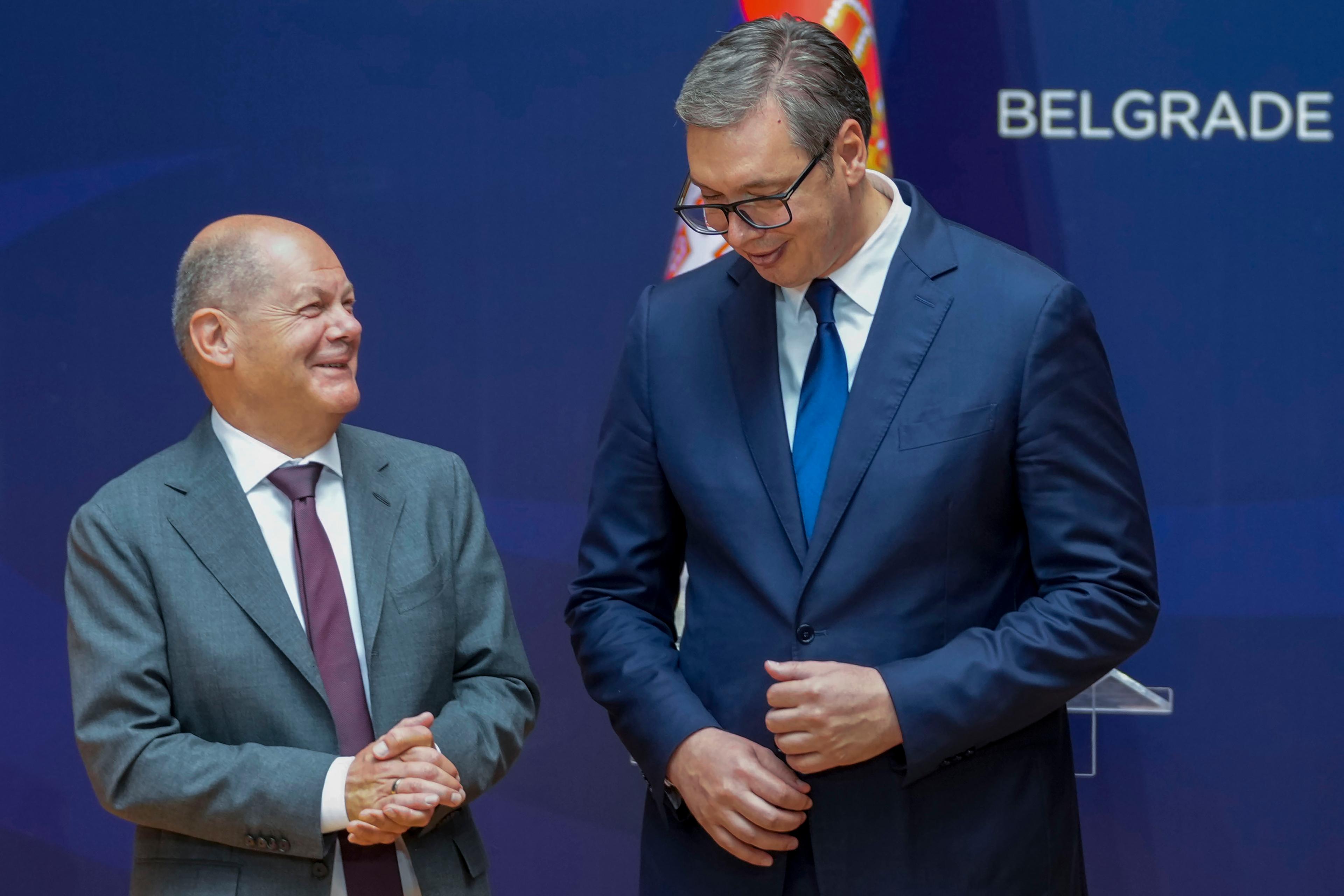 Tysklands förbundskansler Olaf Scholz tillsammans med Serbiens president Aleksandar Vucic i Belgrad på fredagen. Foto: Darko Vojinovic/AP/TT