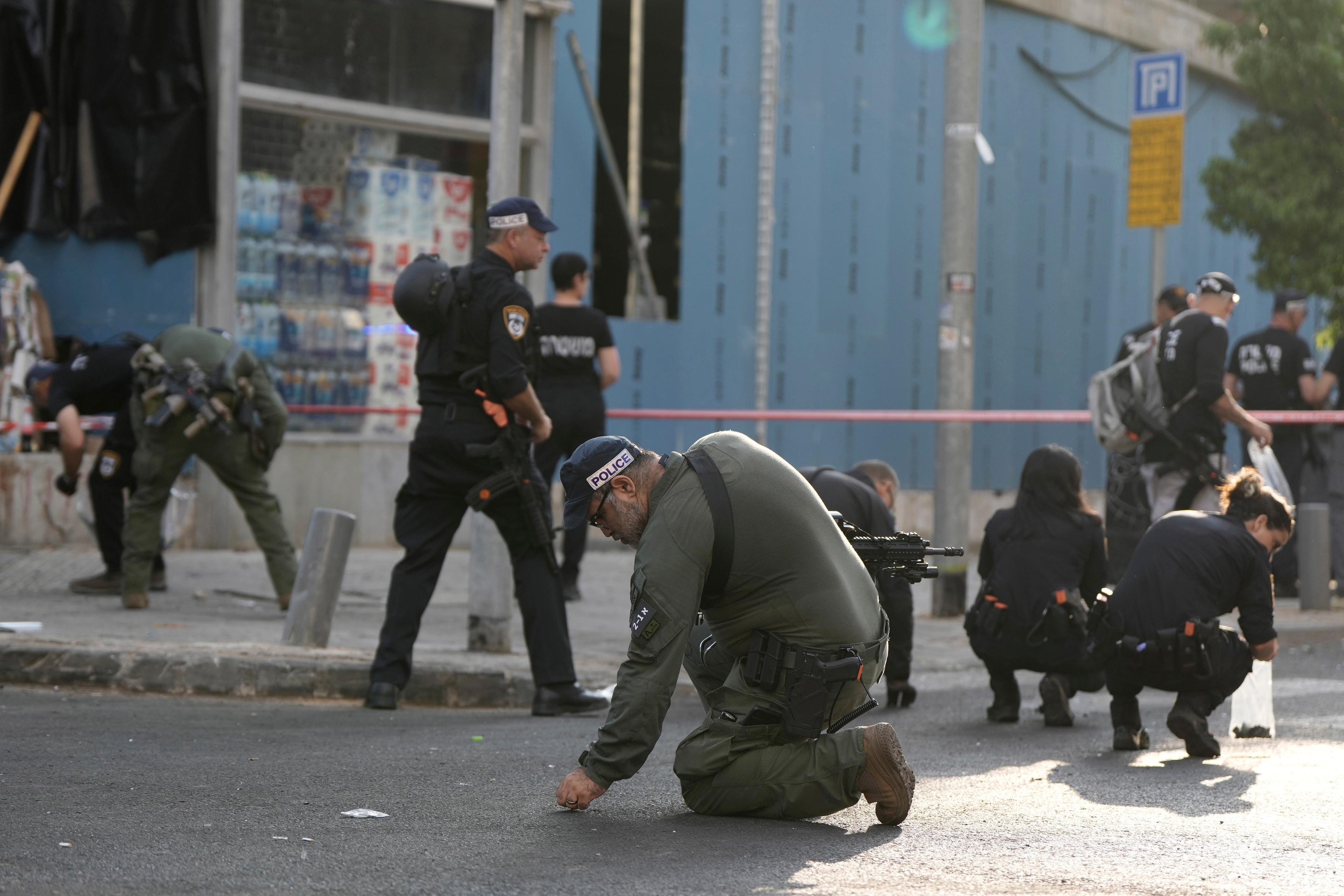 Israeliska säkerhetsstyrkor på platsen vid explosionen. Foto: Oded Balilty/AP/TT