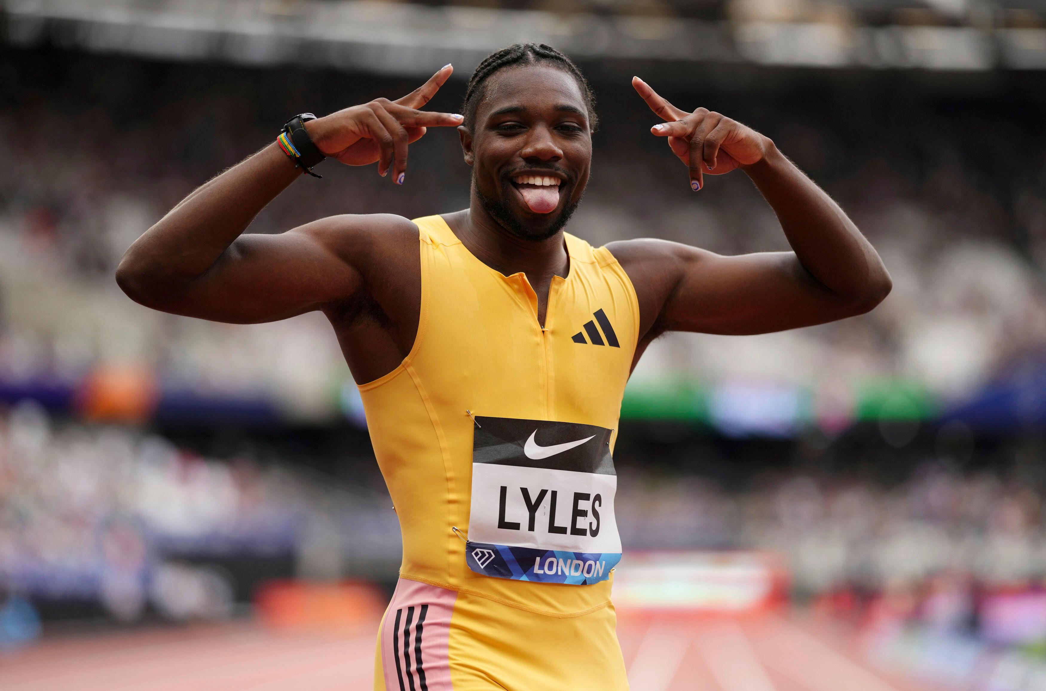 Noah Lyles firar vinsten på Diamond League i London. Foto: John Walton/AP/TT