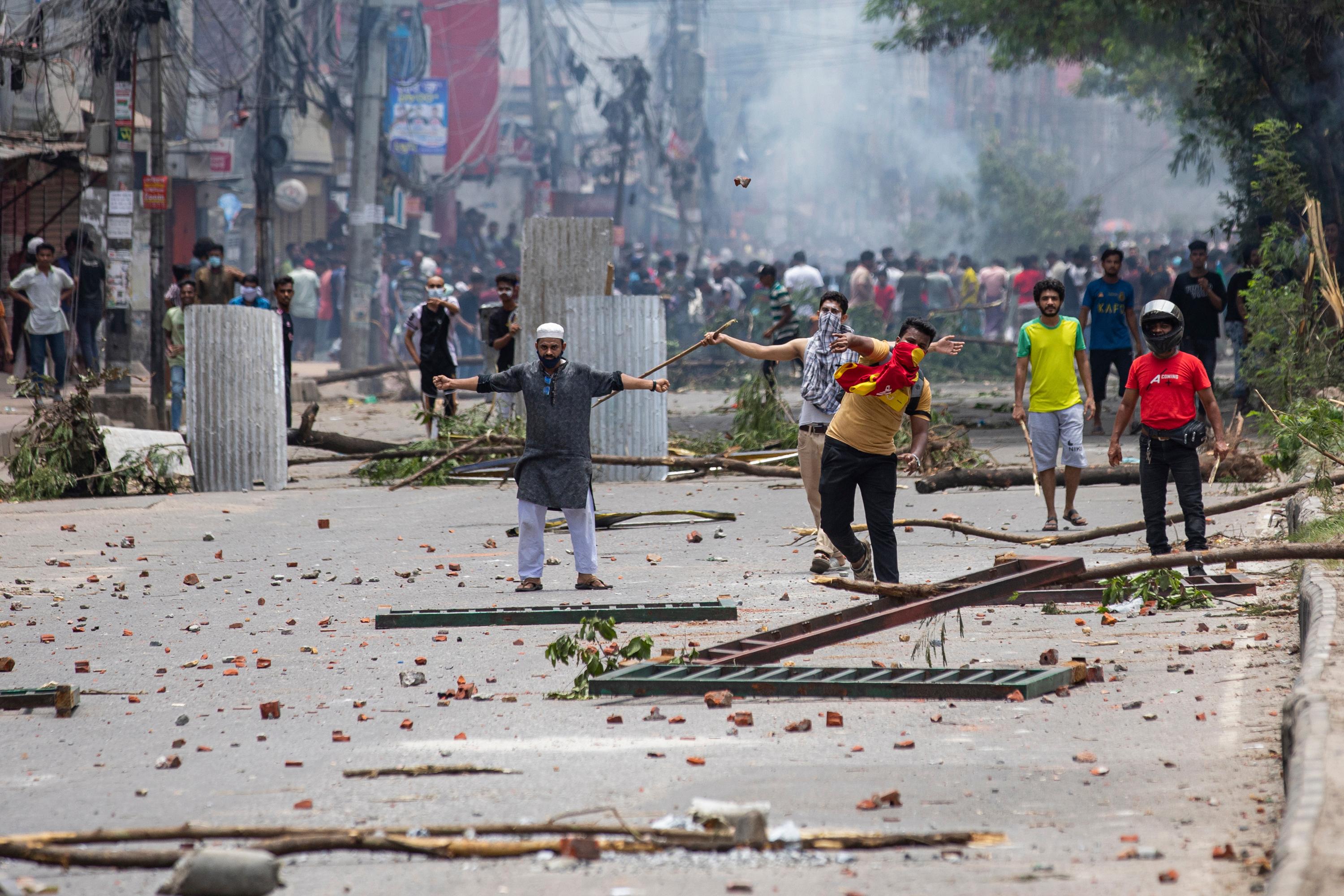 Högsta domstolen i Bangladesh har beslutat att minska på det kvotsystem som orsakat våldsamma protester. Bild från fredagen. Foto: Rajib Dhar/AP