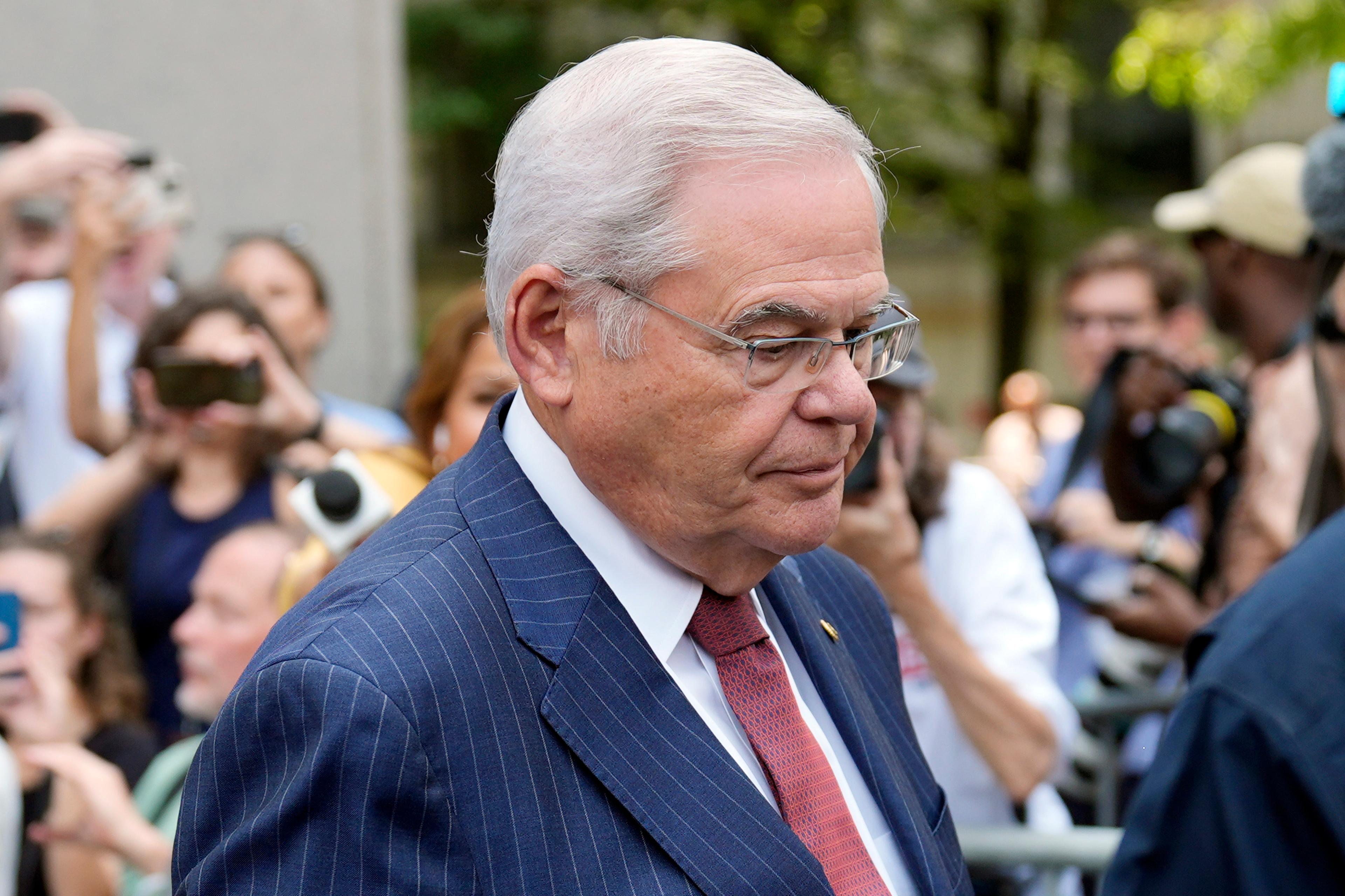 Senator Bob Menendez utanför en federal domstol i New York. Arkivbild Foto: Seth Wenig/AP/TT