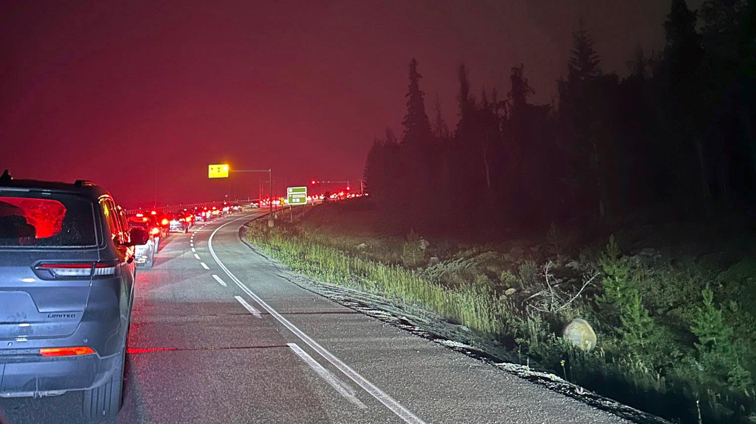 Tusentals människor har evakuerats från staden Jasper, där byggnader har fattat eld. Bilden togs tidigare i veckan då många lämnade staden. Foto: Carolyn Campbell/The Canadian Press/AP/TT