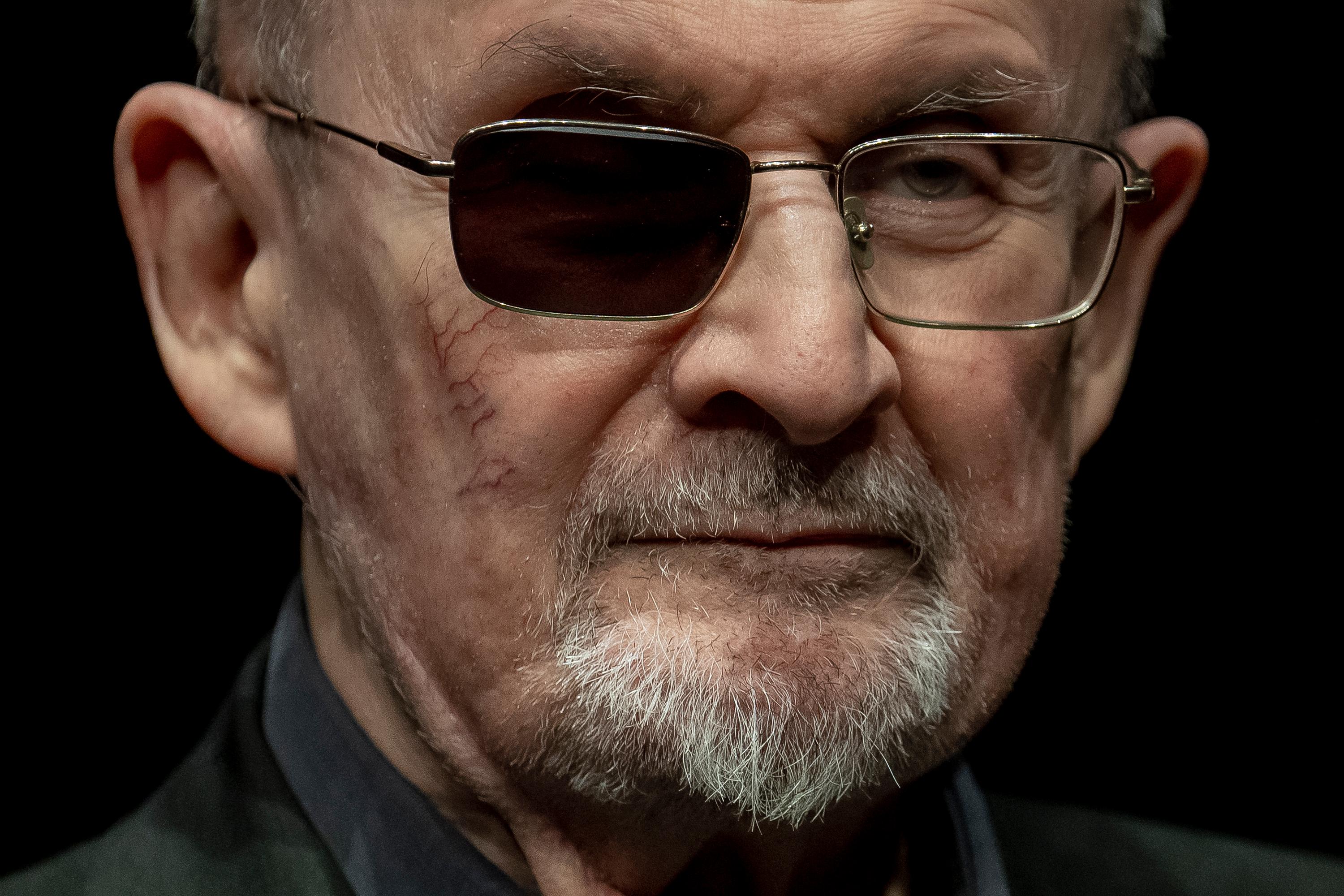 Salman Rushdie knivhöggs under ett framträdande 2022. Arkivbild. Foto: Ebrahim Noroozi/AP/TT