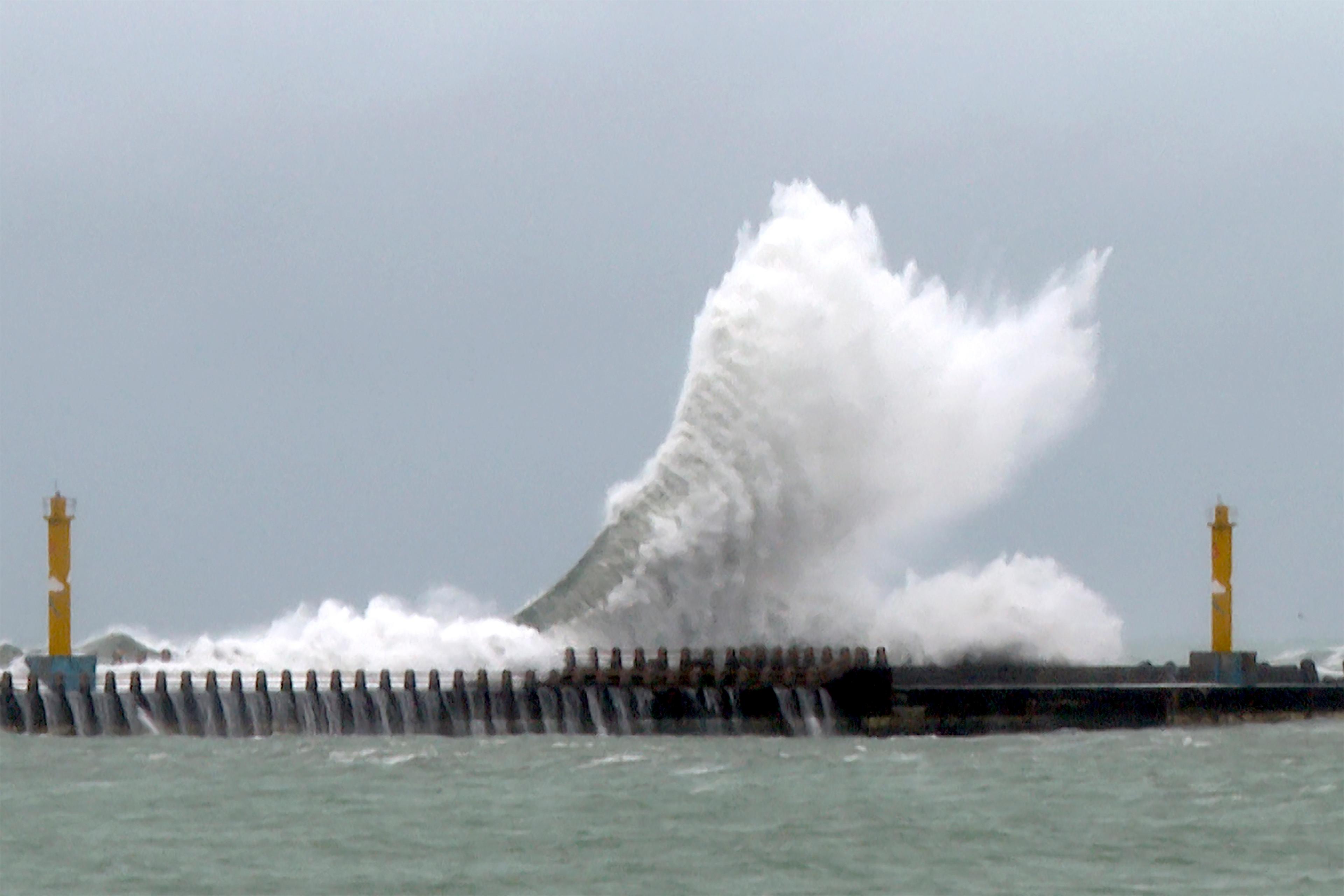 Taiwan drabbades hårt av tyfonen Gaemi. Bild från onsdagen. Foto: Johnson Lai/AP/TT