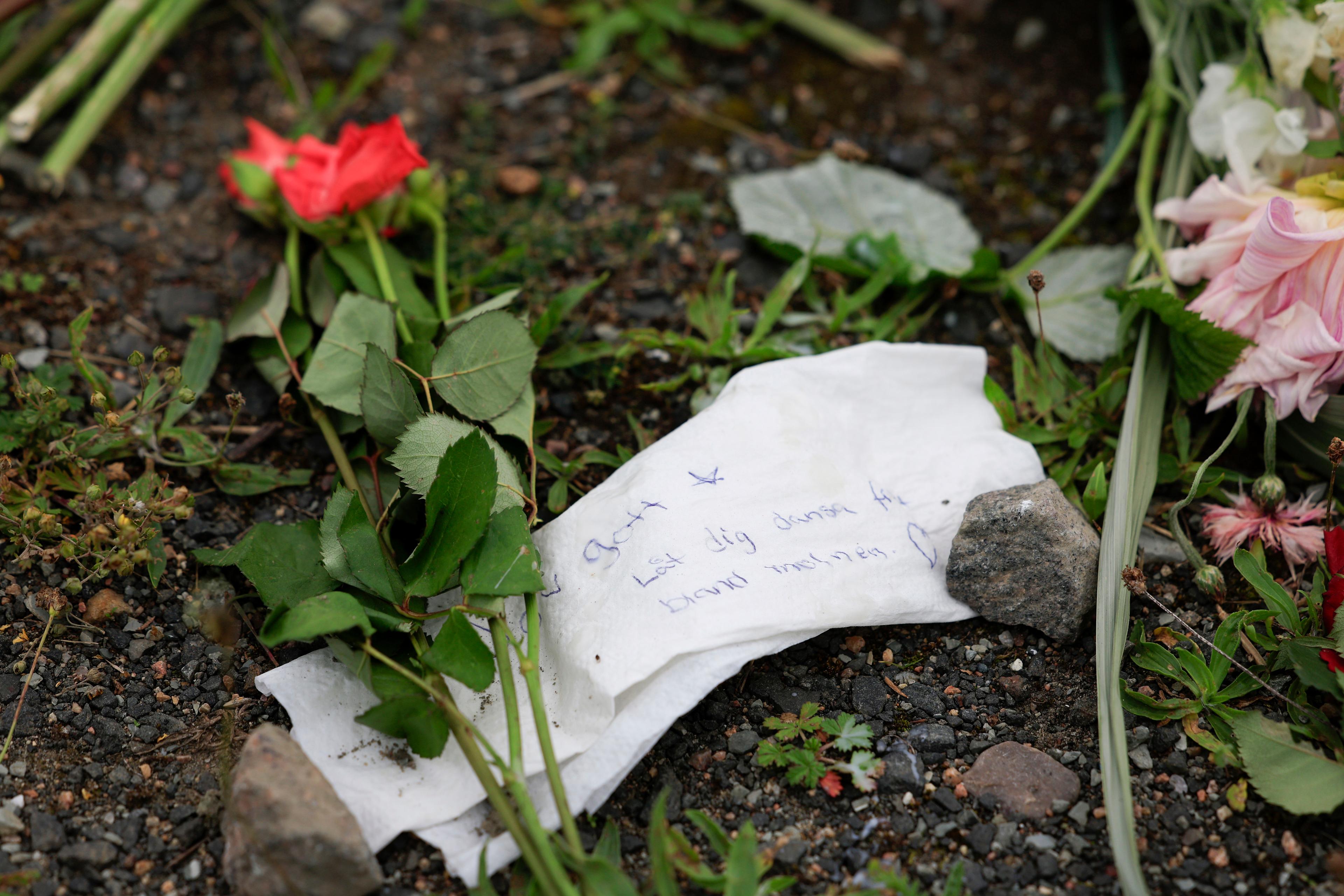 En minnesplats för den flicka som misstänks ha blivit mördad i Landskrona växer fram. Foto: Andreas Hillergren/TT