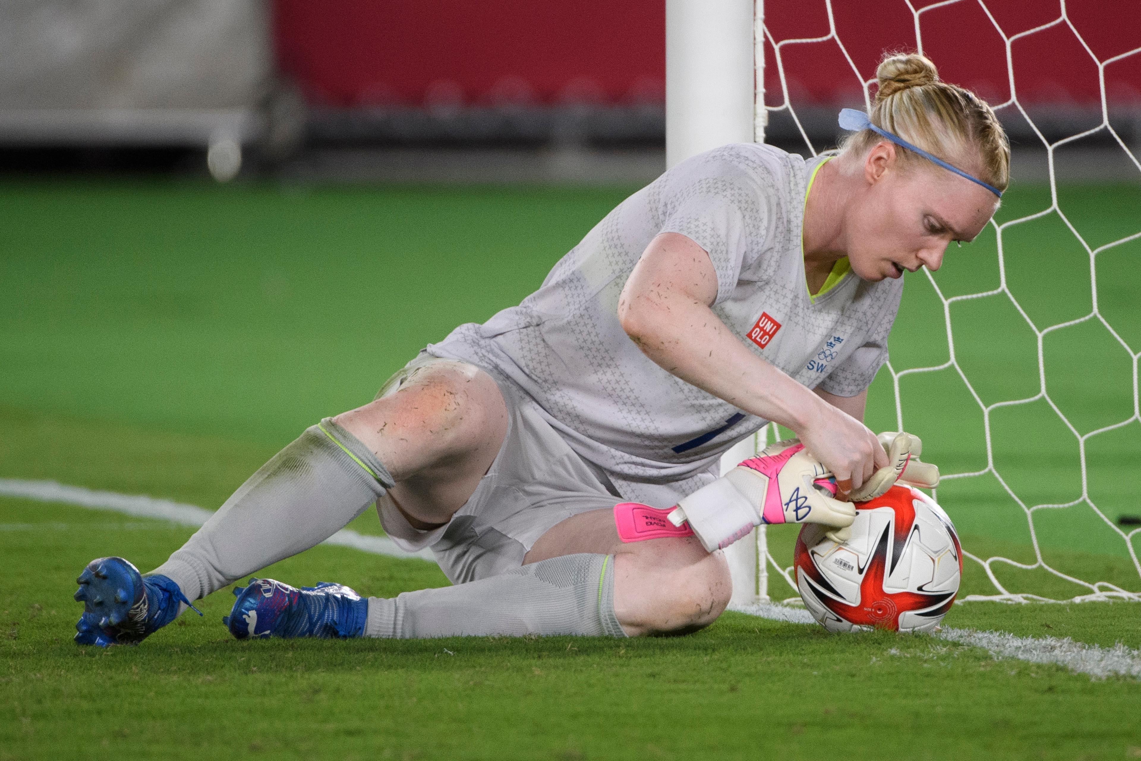 Hedvig Lindahl vid straffsparksläggningen under OS-finalen mot Kanada i Tokyo 2021. Arkivbild. Foto: Henrik Montgomery/TT