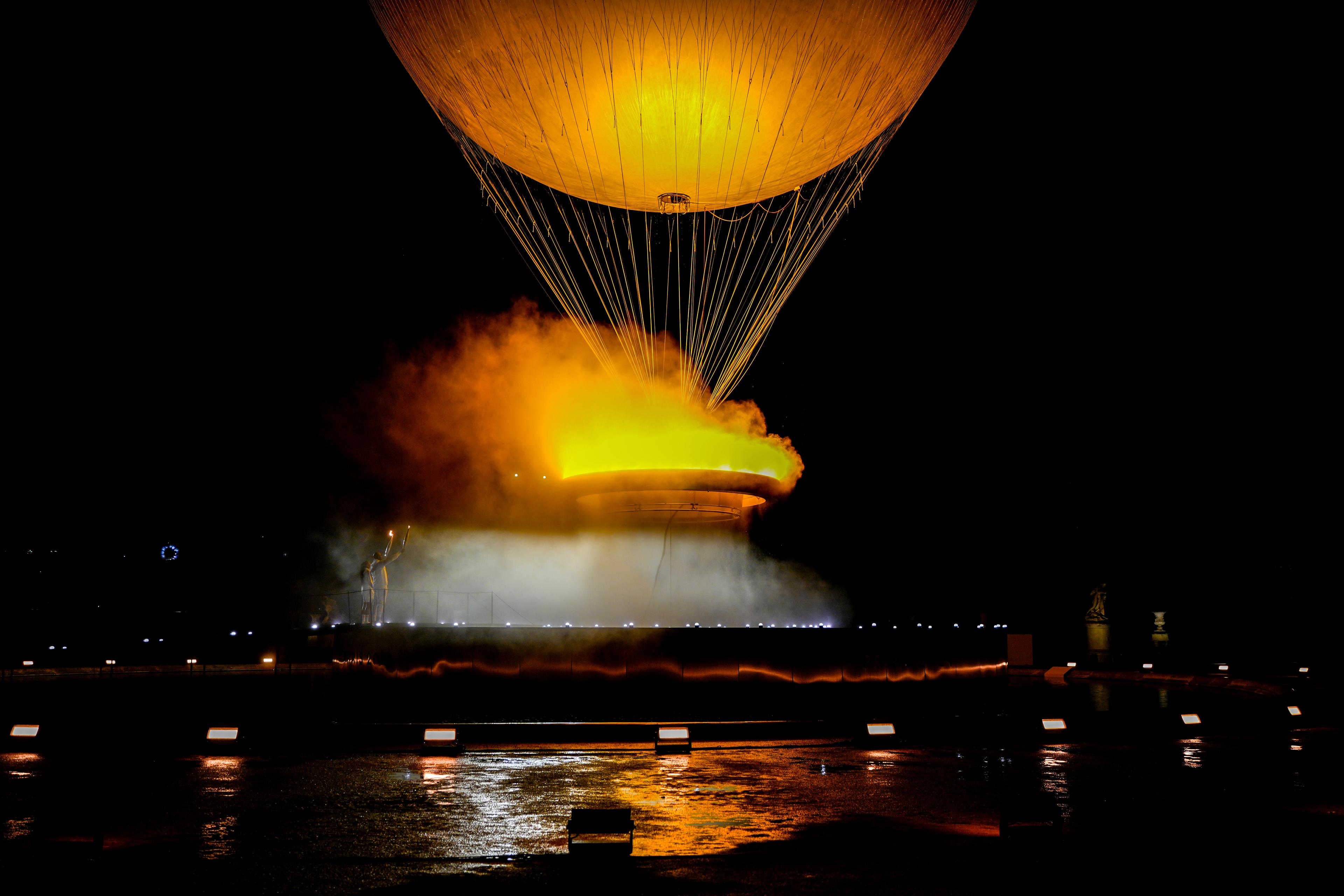 OS-elden brinner i Paris. Foto: David Goldman/AP/TT