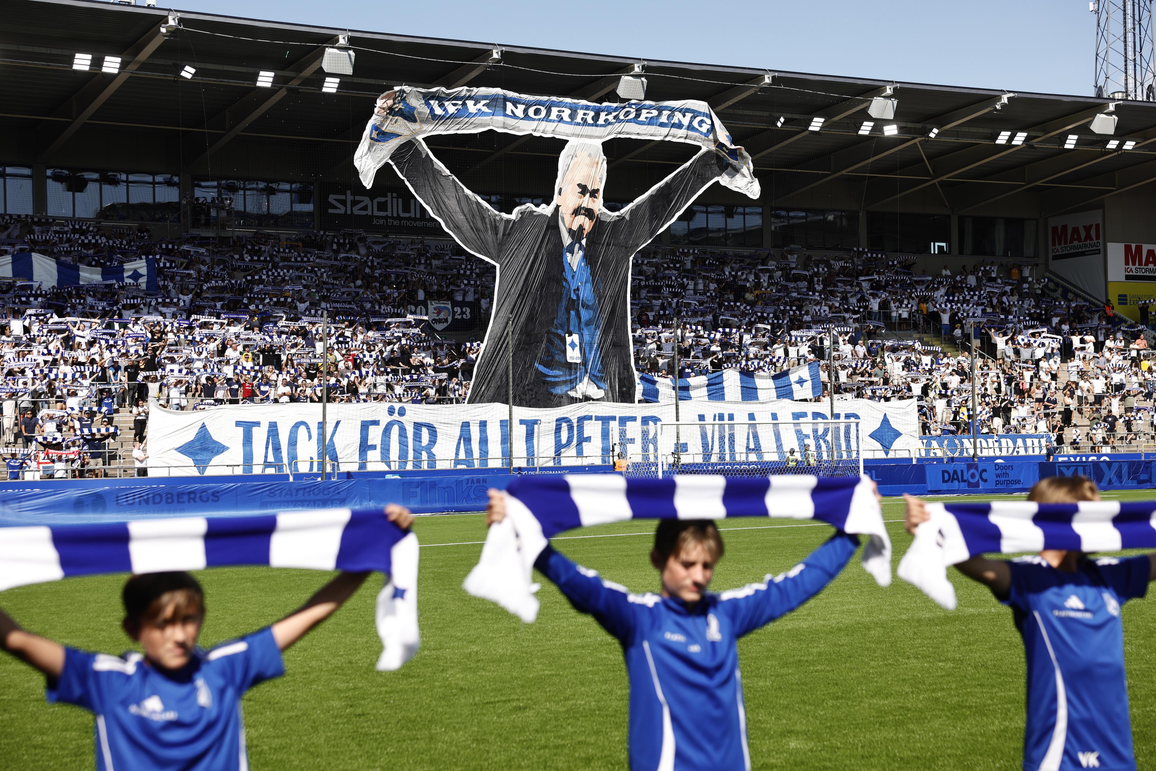 Bortgångne tidigare ordförande i IFK Norrköping Peter Hunt hyllas med bland annat tifo inför lördagens fotbollsmatch i allsvenskan mellan IFK Norrköping FK och Kalmar FF på Platinumcars Arena. Foto: Stefan Jerrevång/TT