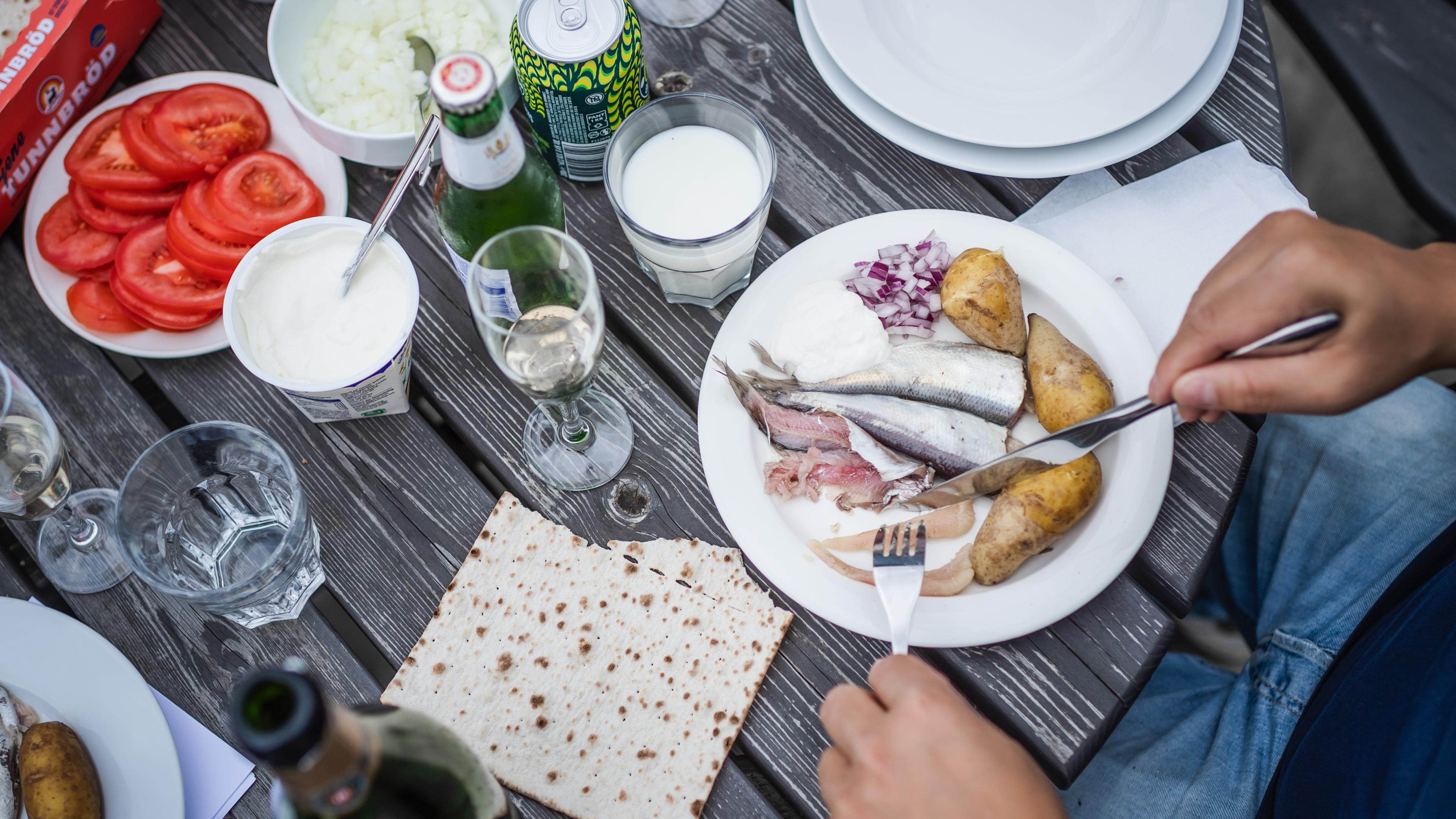 I flera år har det larmats om surströmmingsbrist som gör det svårt att få fram tillräckligt med fisk inför premiären. Arkivbild. Foto: Stina Stjernkvist/SvD/TT