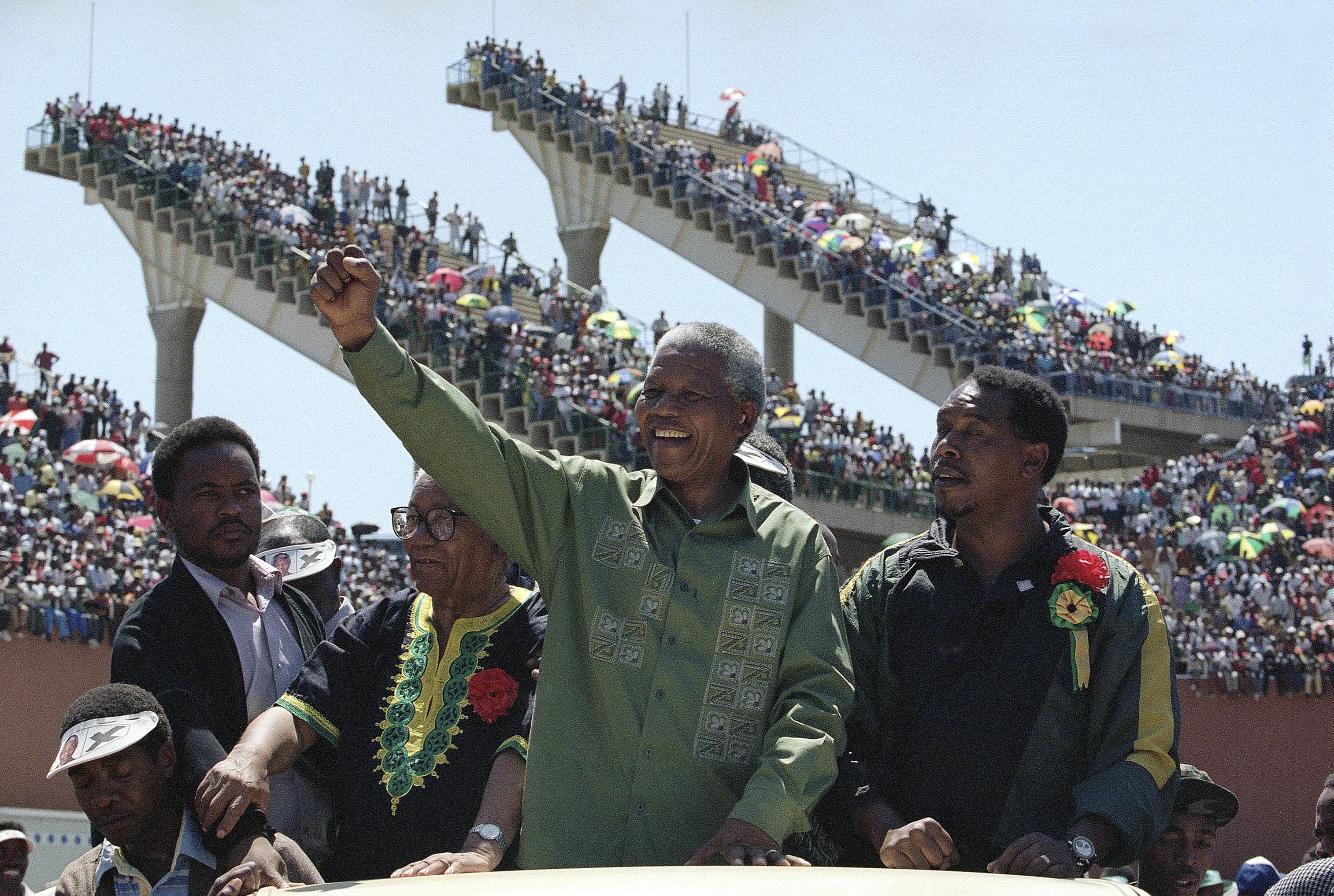 Nelson Mandela under en minnesdag för offren för Sharpevillemassakern i Mabopane utanför Pretoria i mars 1994. Arkivbild. Foto: Joao Silva/AP/TT