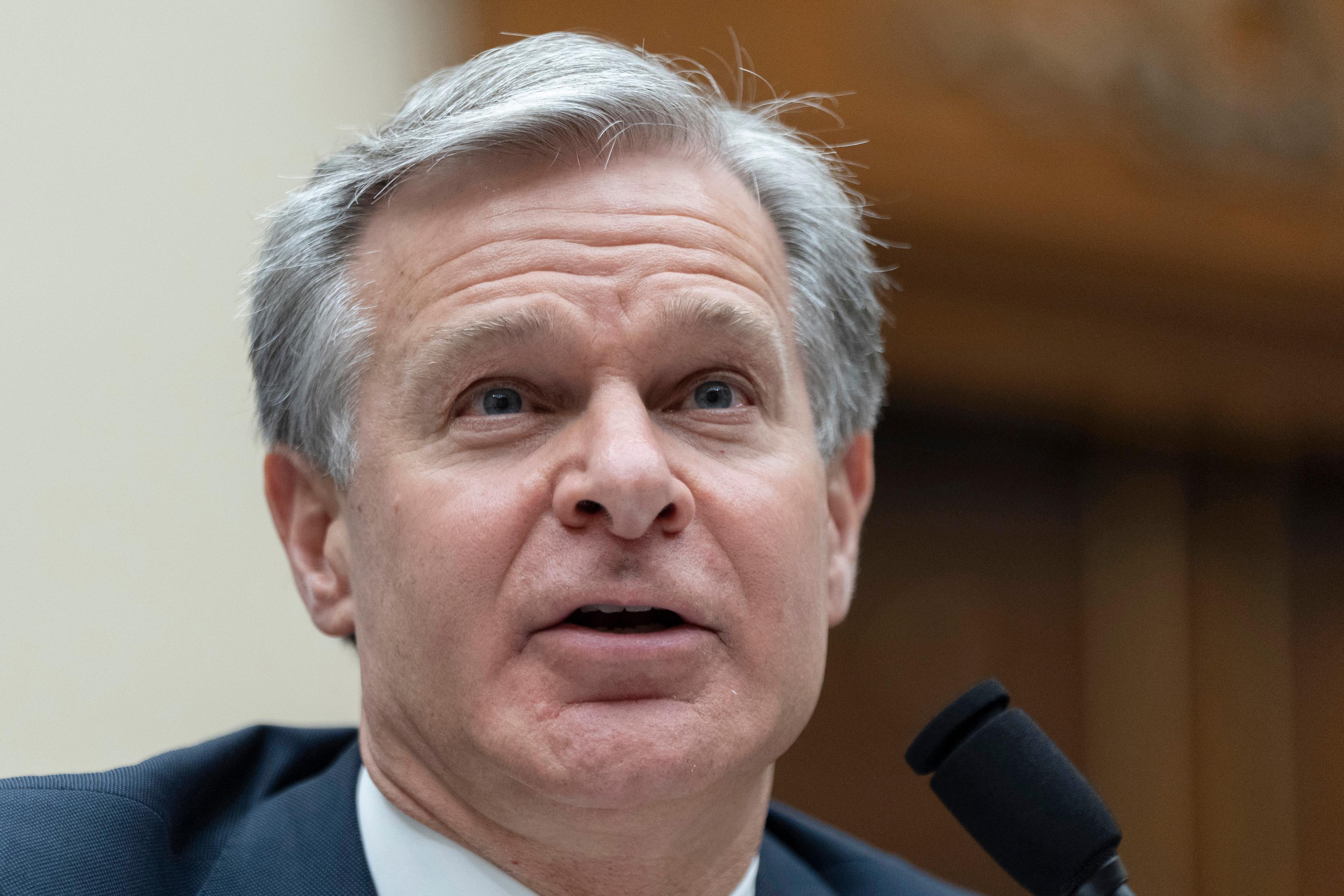 FBI-chefen Christopher Wray förtydligar och slår fast att det var en kula, eller fragment av en, som snuddade och skadade expresidenten Donald Trumps öra på valmötet den 13 juli. Foto: Manuel Balce Ceneta/AP/TT