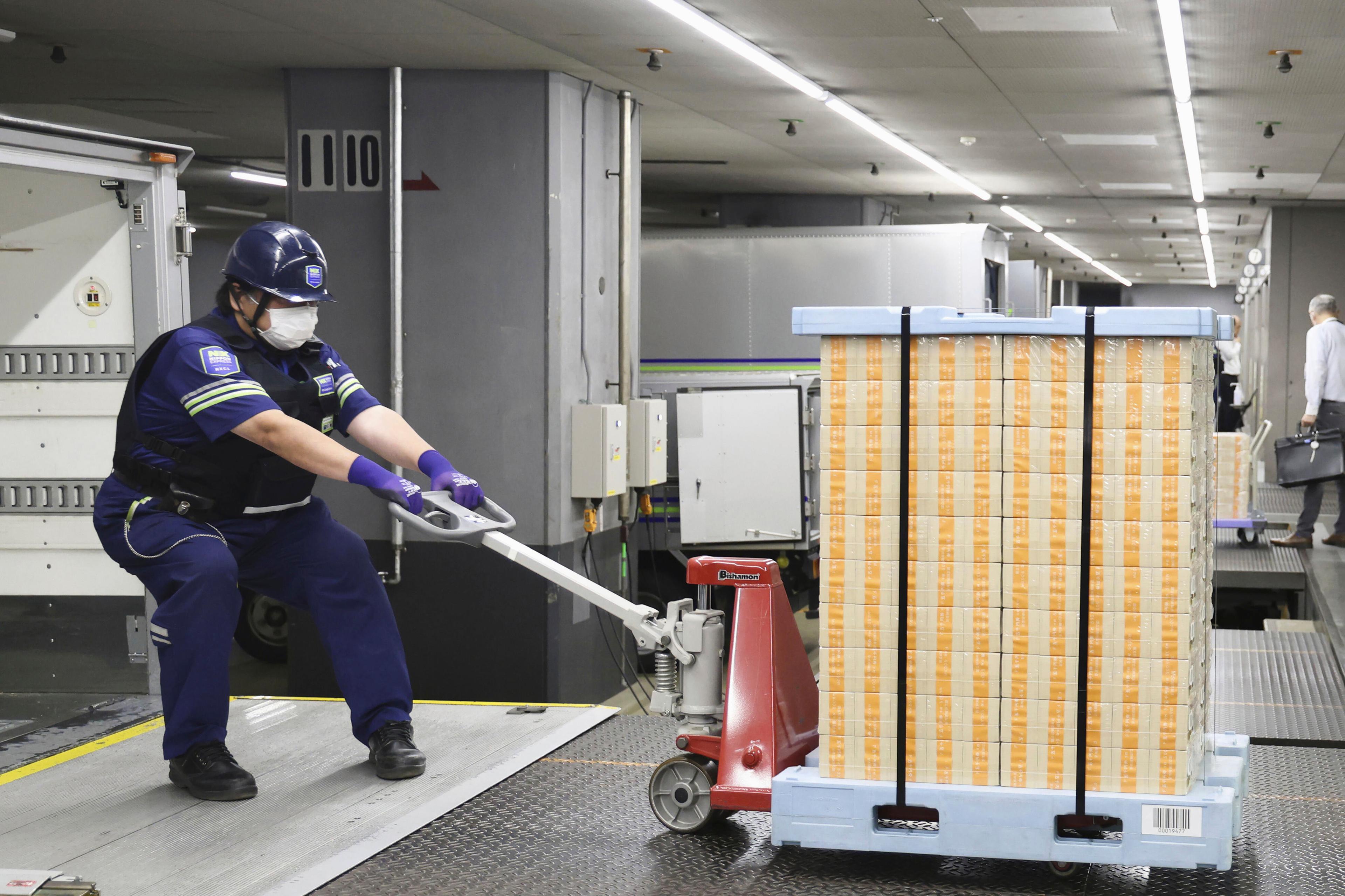 Nya japanska sedlar lastas på en värdetransport vid Bank of Japan. Foto: Japan Pool/Kyodo News via AP/TT