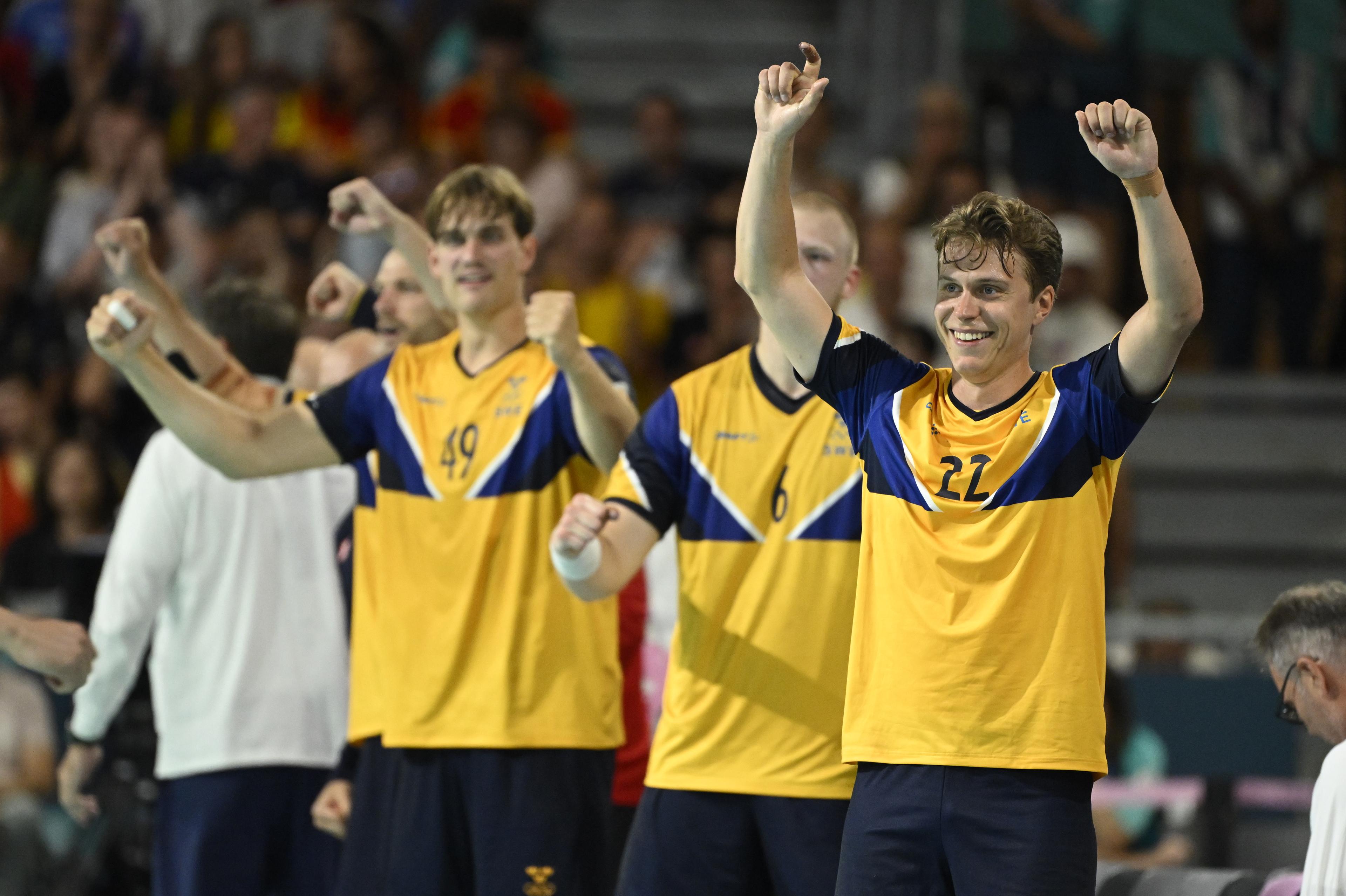 Sveriges Karl Wallinius, Felix Möller och Lucas Pellas jublar när de svenska handbollsherrarna slog Spanien med 29–26 i OS-turneringen. Foto: Jessica Gow/TT