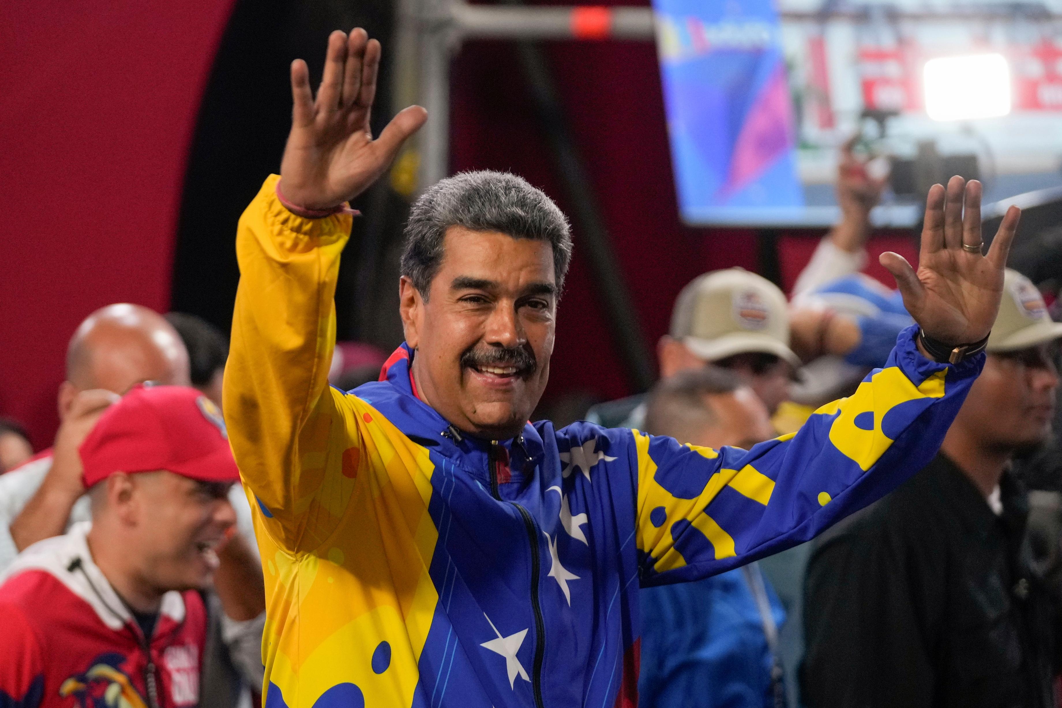 Nicolás Maduro firar valkommissionens siffror vid presidentpalatset Miraflores i Caracas. Foto: Fernando Vergara/AP/TT