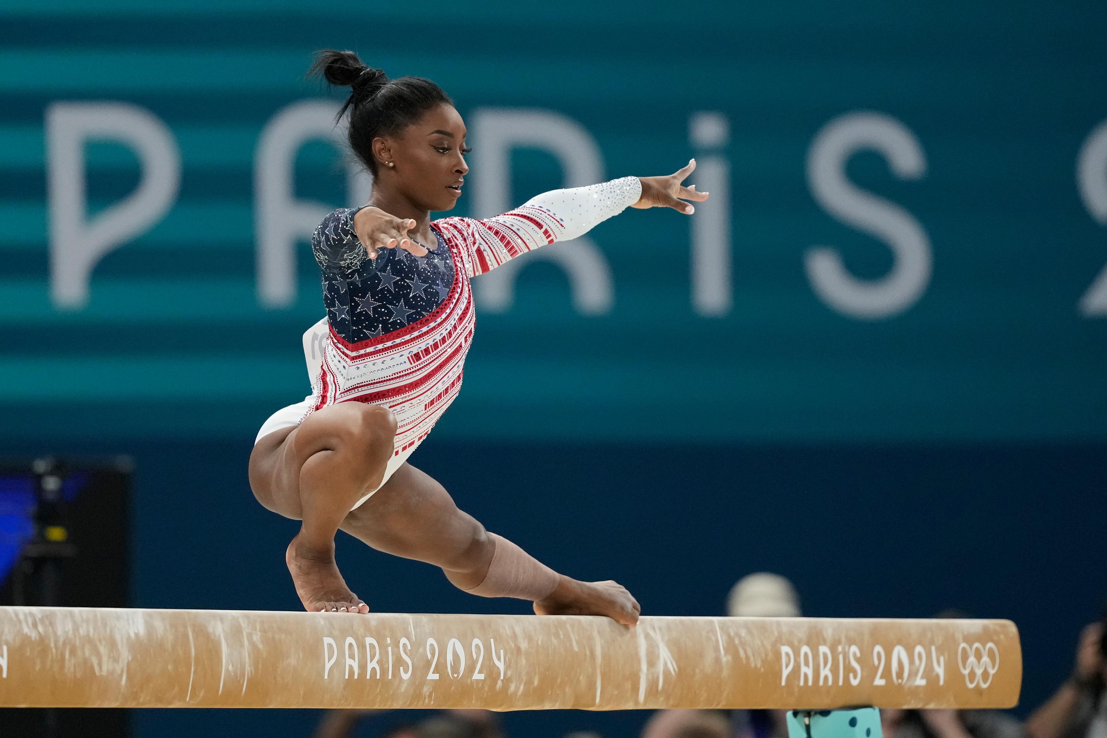 Superstjärnan Simone Biles och USA vann lagfinalen i gymnastik. För Biles var det OS-guld nummer fem i karriären. Foto: Natacha Pisarenko/AP/TT