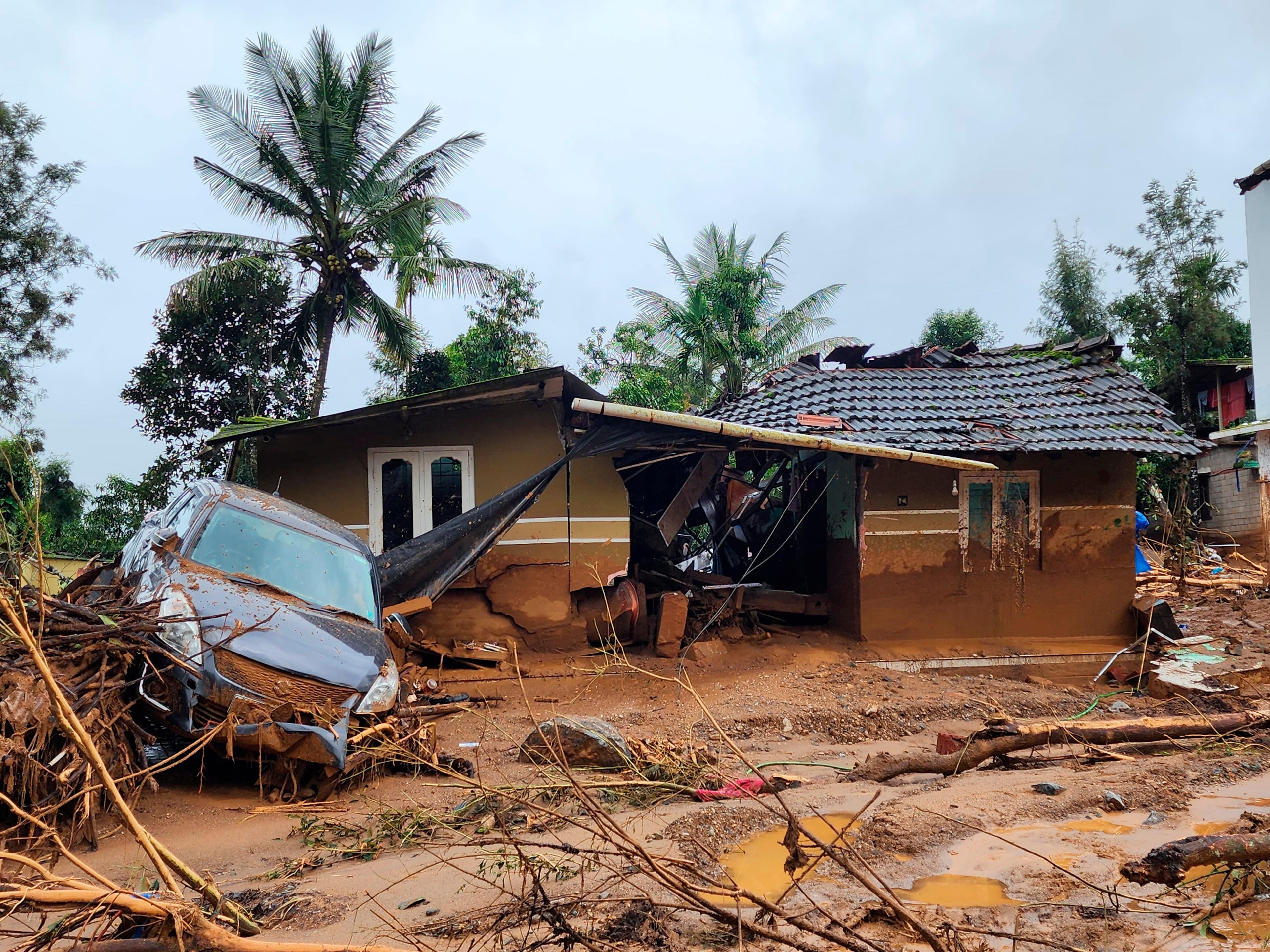 Ett av många hus som skadats i de kraftiga jordskreden i södra Indien. Bild tagen på tisdagen. Foto: Ap/TT